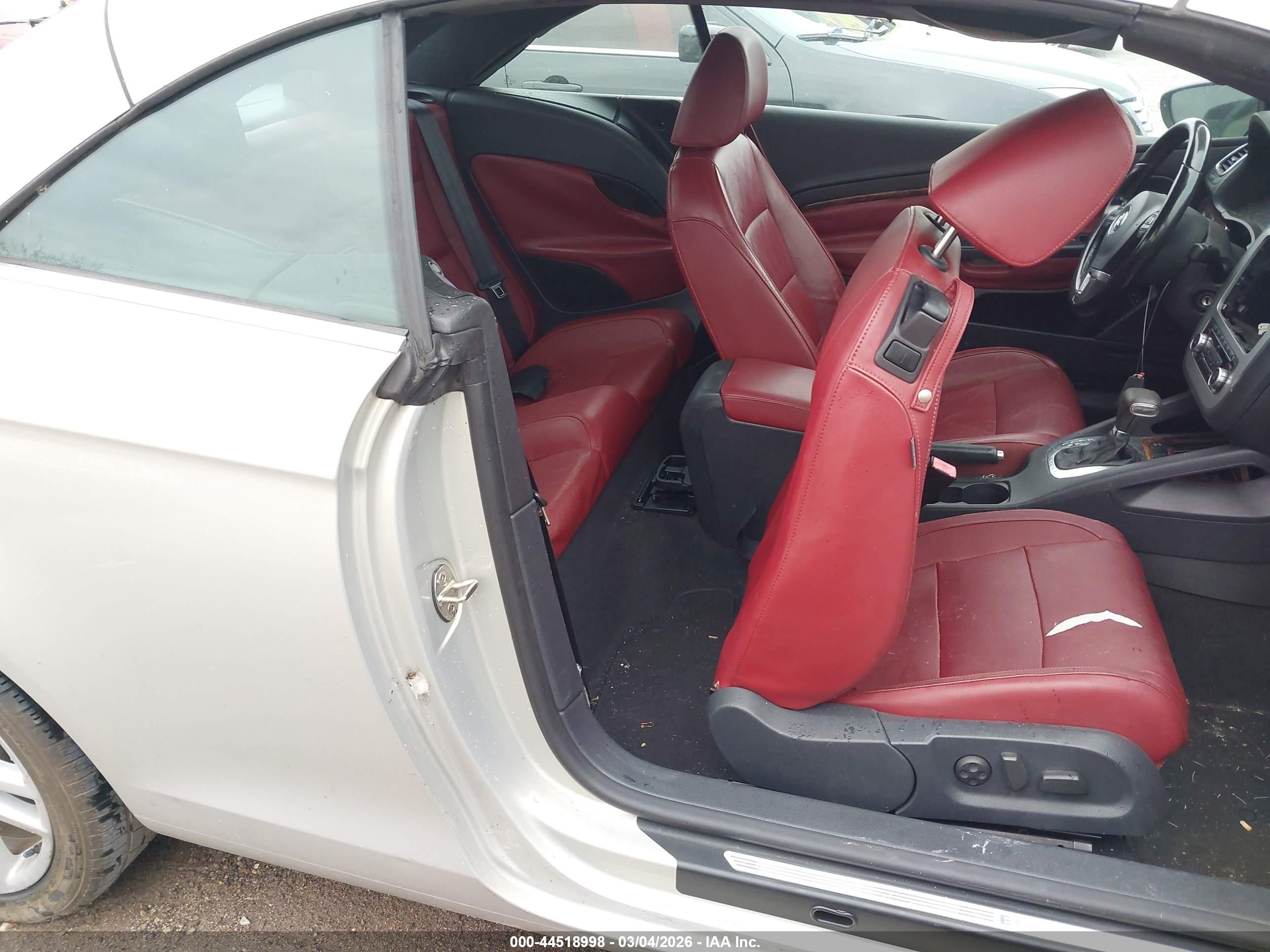 2010 Volkswagen Eos Lux Silver vin: WVWFA7AH0AV011881
