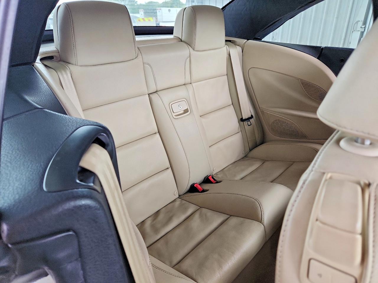 2010 Volkswagen Eos Lux White vin: WVWFA7AH4AV011365