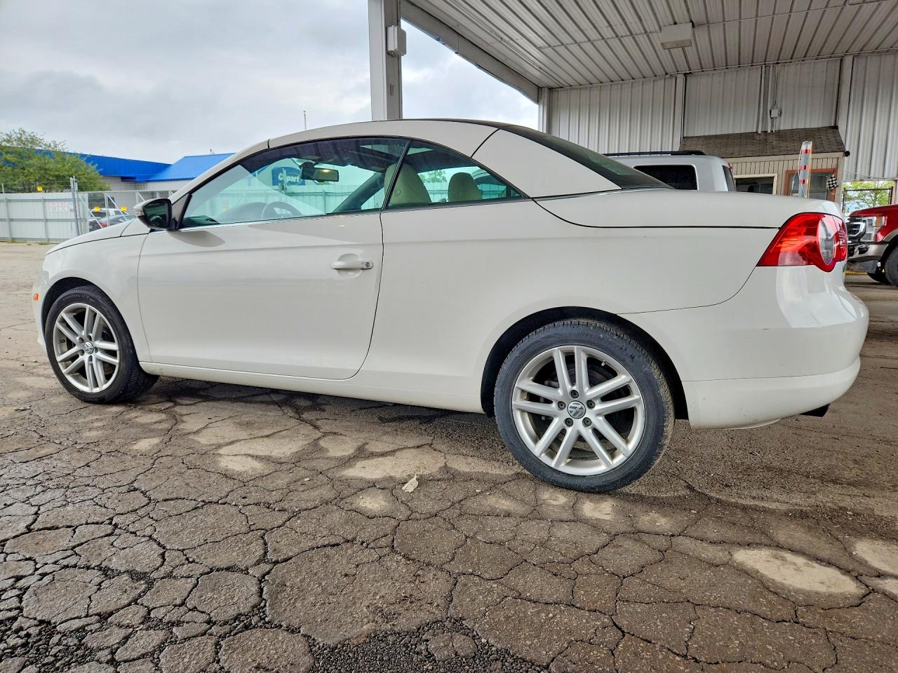 2010 Volkswagen Eos Lux White vin: WVWFA7AH4AV011365