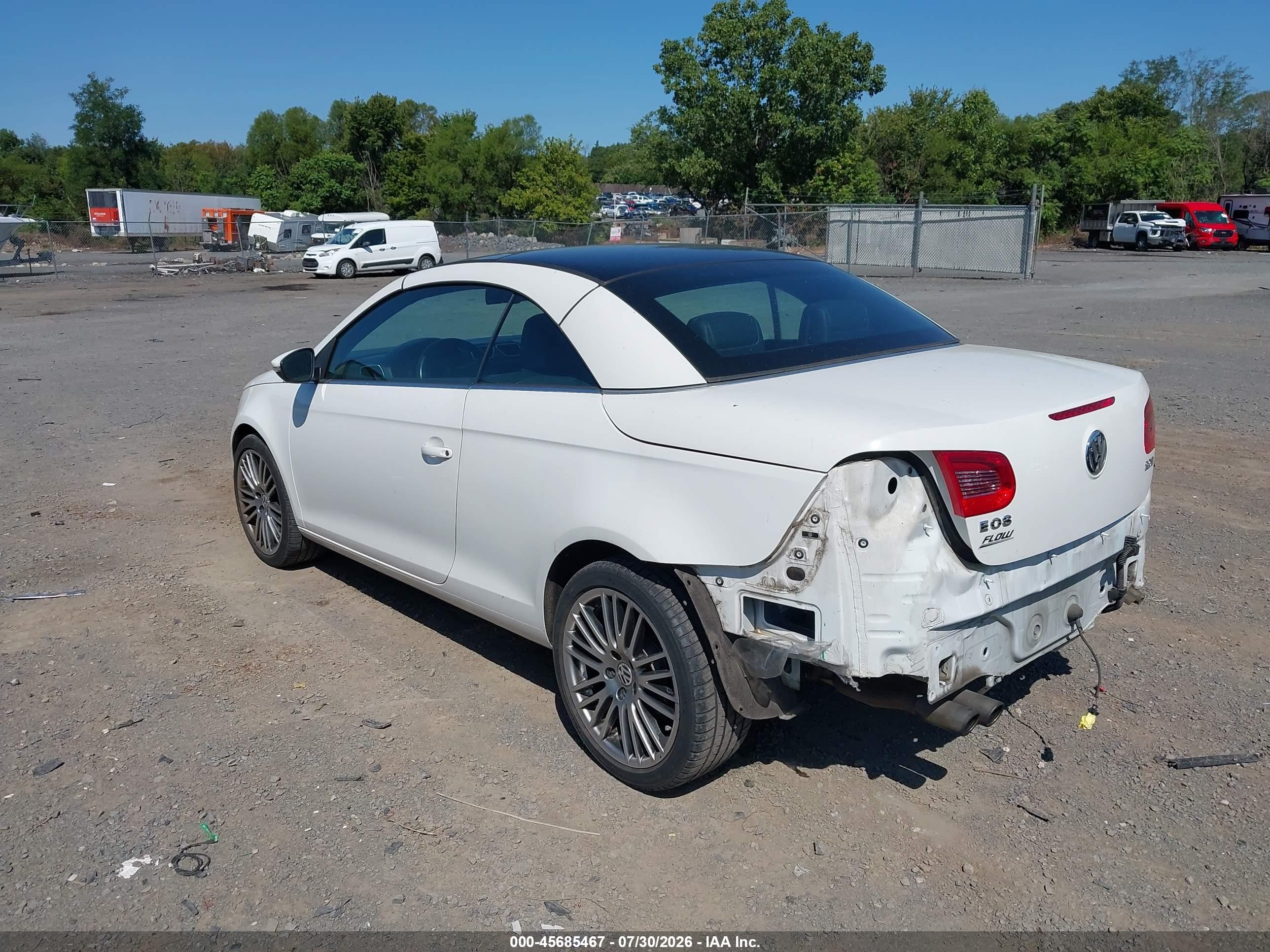 2011 Volkswagen Eos Lux White vin: WVWFW7AH2BV002599