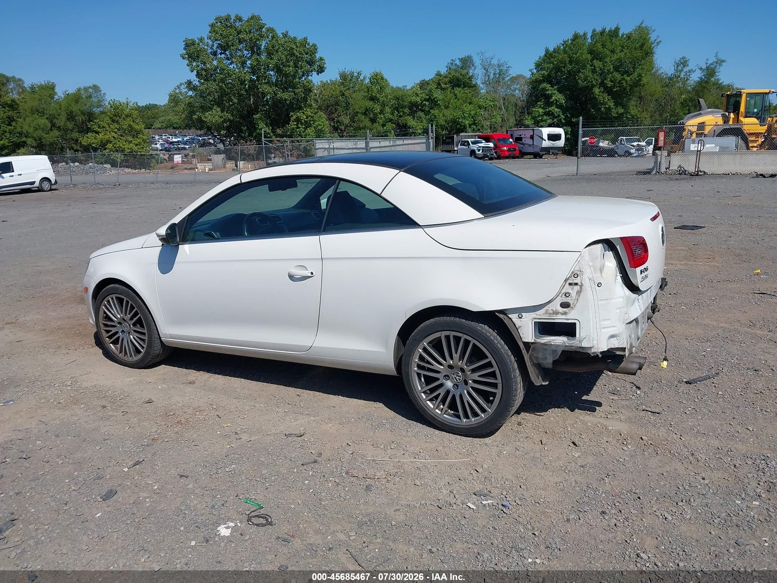2011 Volkswagen Eos Lux White vin: WVWFW7AH2BV002599