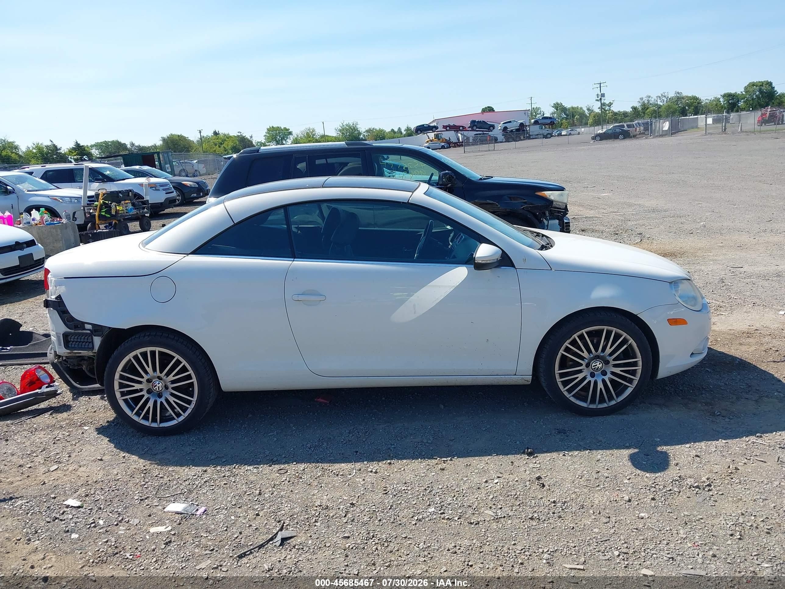 2011 Volkswagen Eos Lux White vin: WVWFW7AH2BV002599