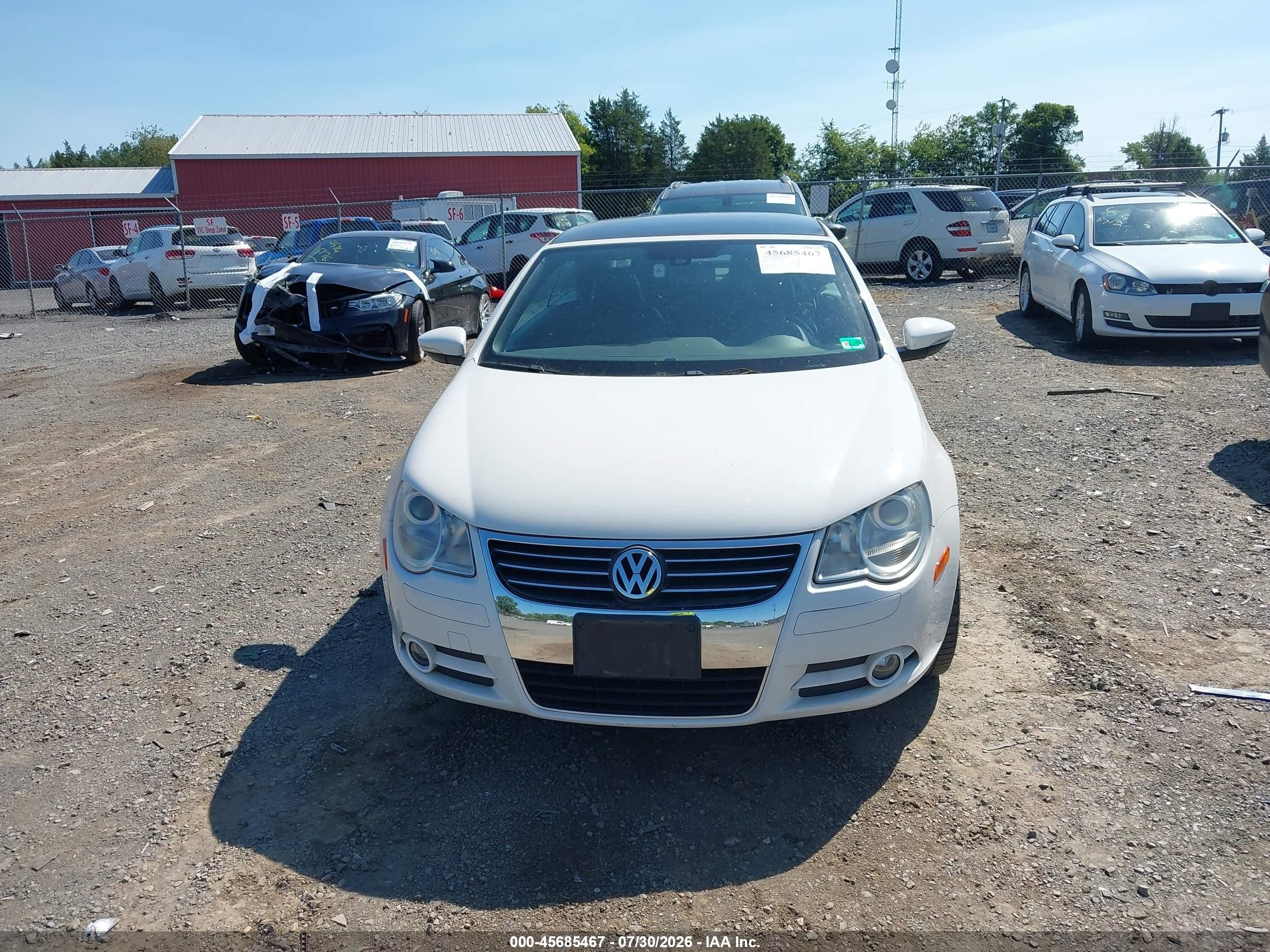2011 Volkswagen Eos Lux White vin: WVWFW7AH2BV002599