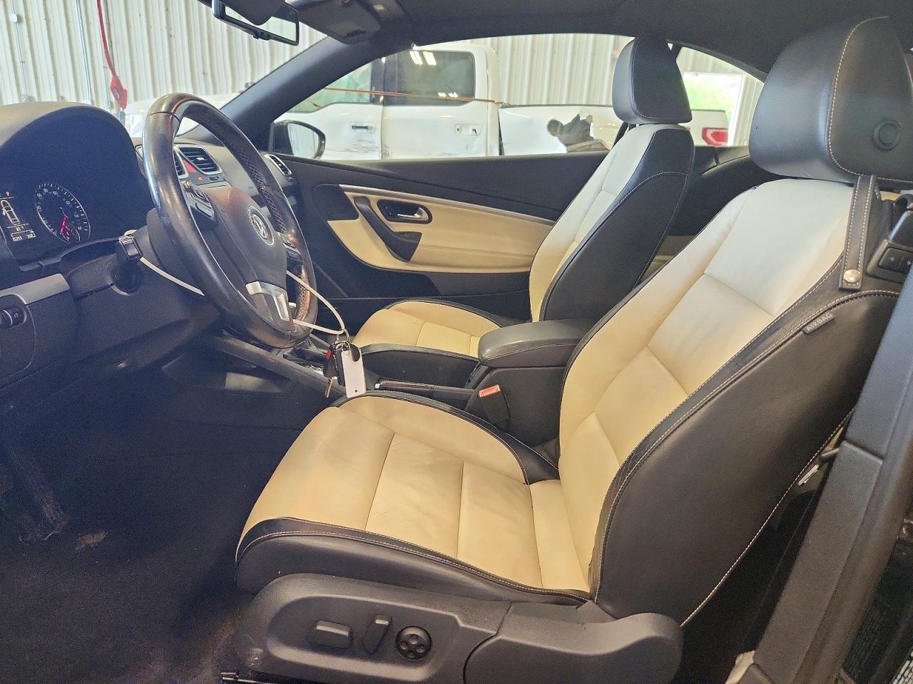 2015 Volkswagen Eos Lux Black vin: WVWFW8AH4FV001014