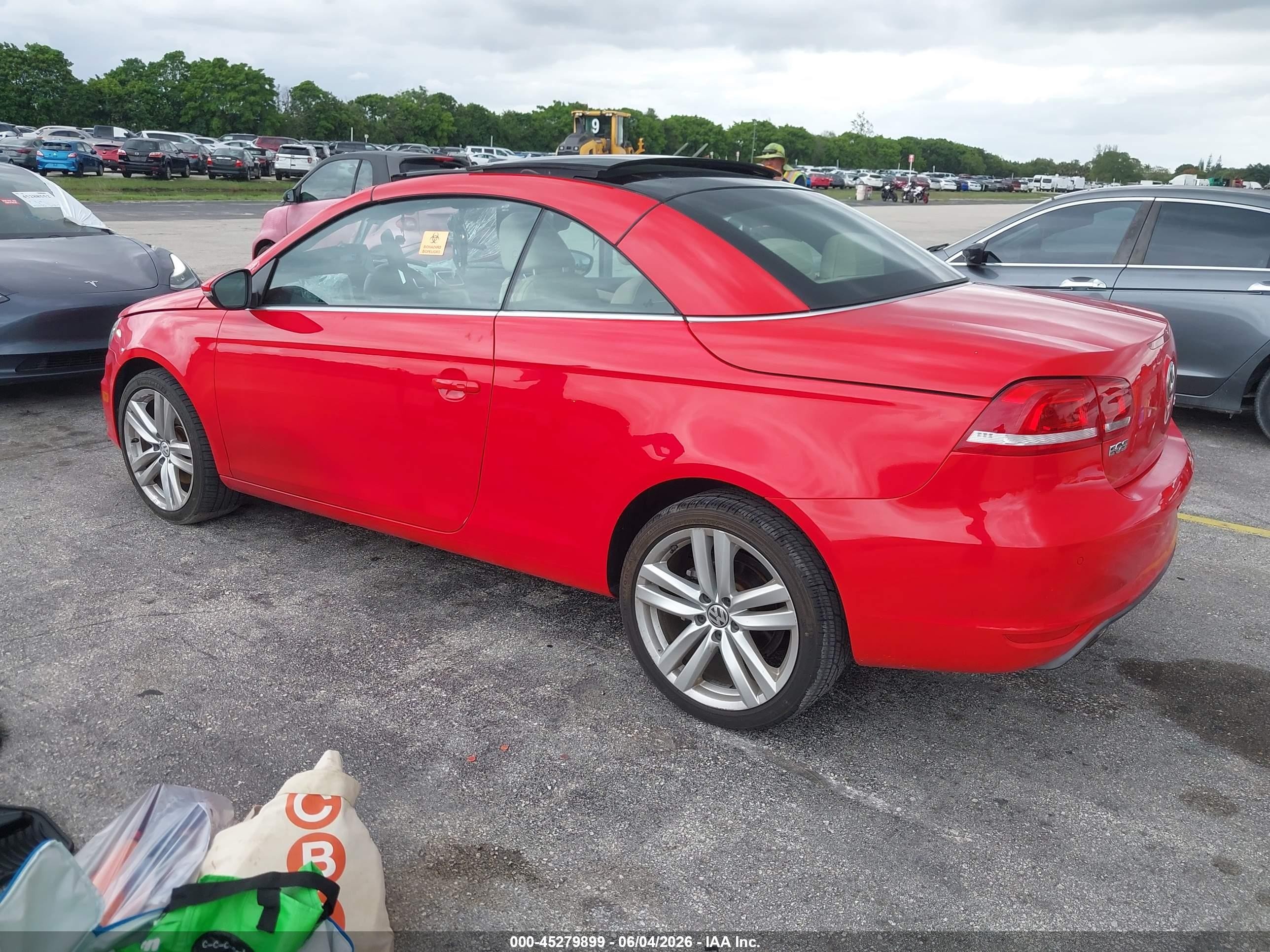 2015 Volkswagen Eos Executive Edition Red vin: WVWFW8AH4FV001983