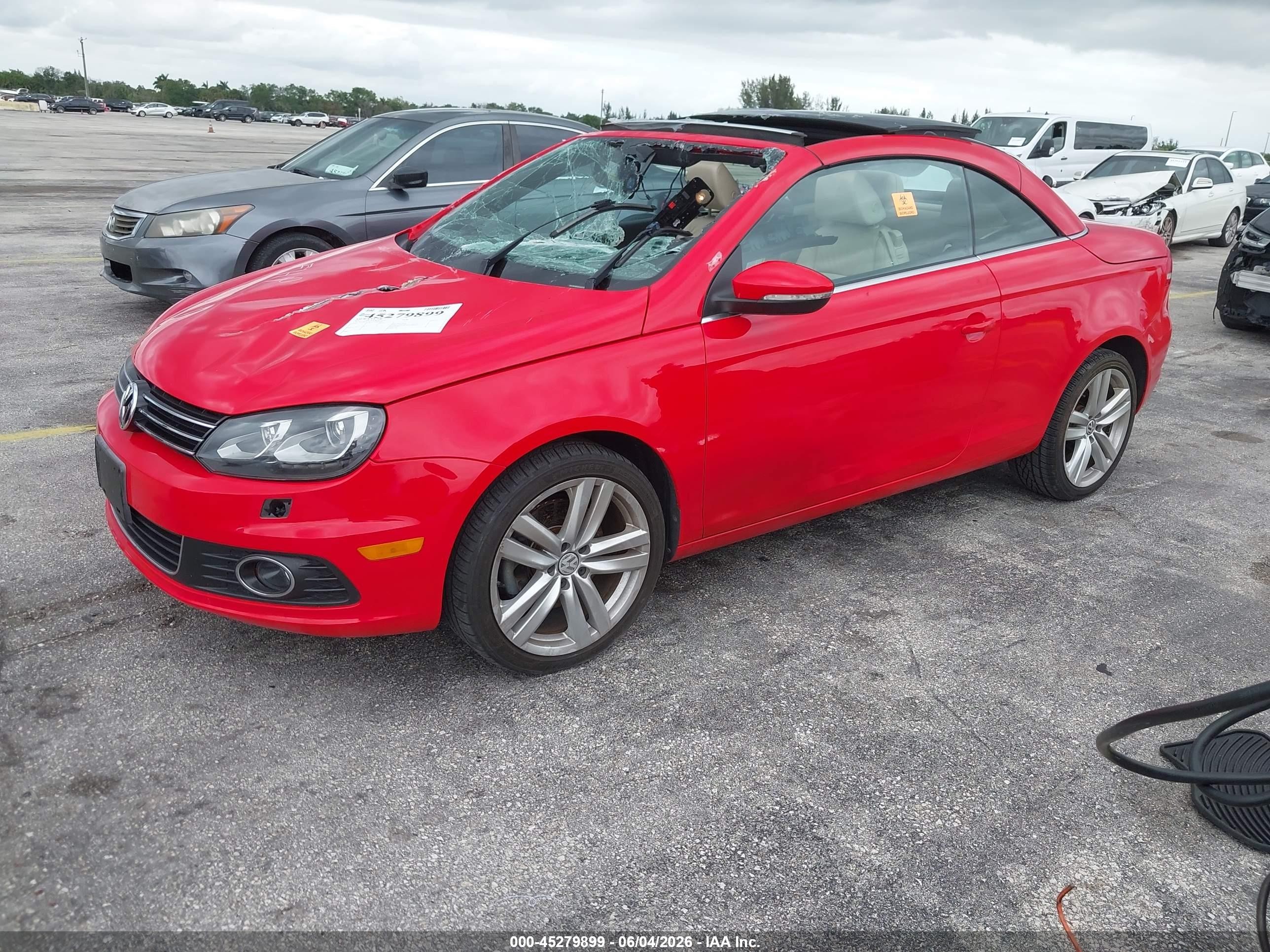 2015 Volkswagen Eos Executive Edition Red vin: WVWFW8AH4FV001983