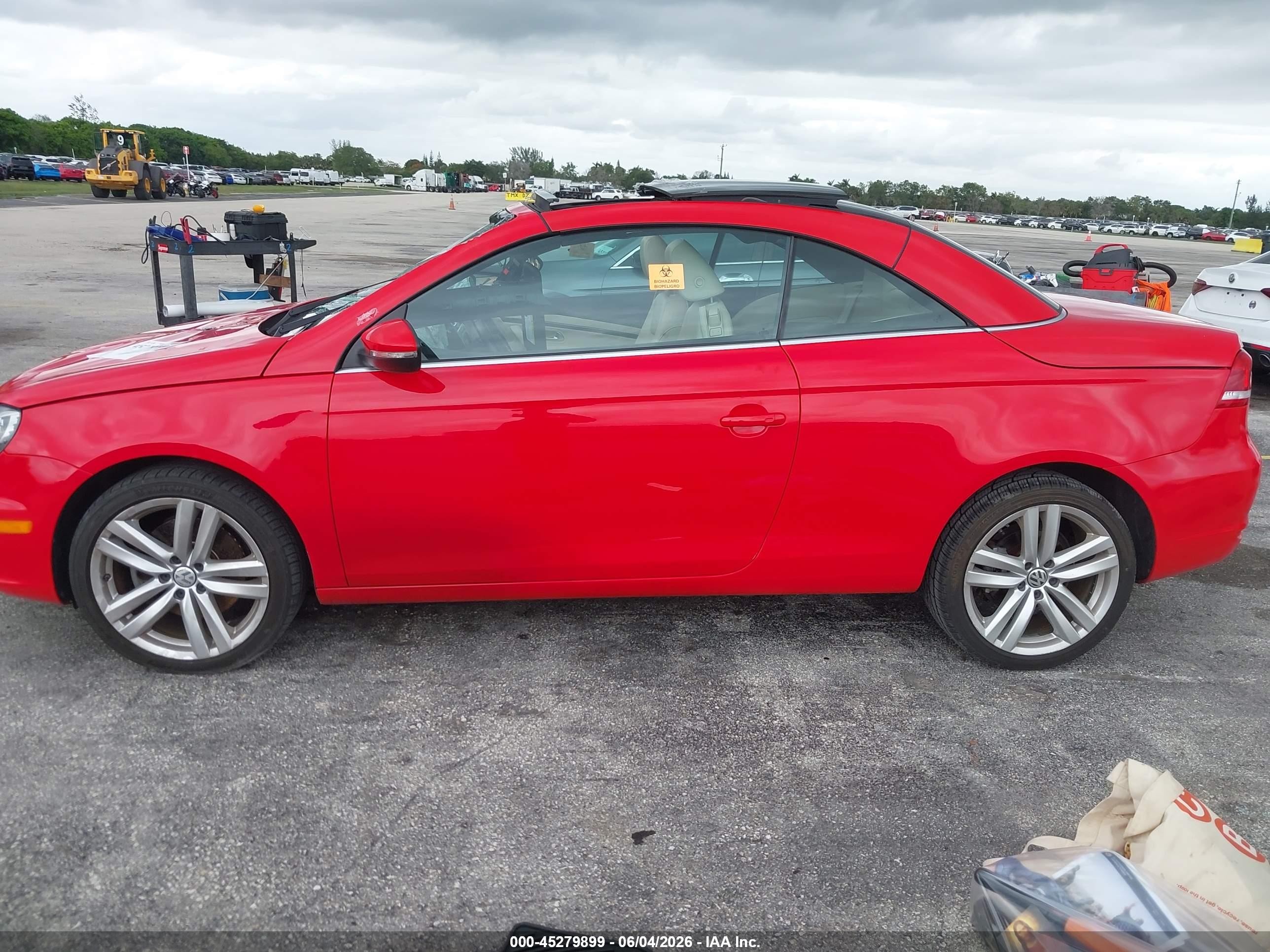 2015 Volkswagen Eos Executive Edition Red vin: WVWFW8AH4FV001983