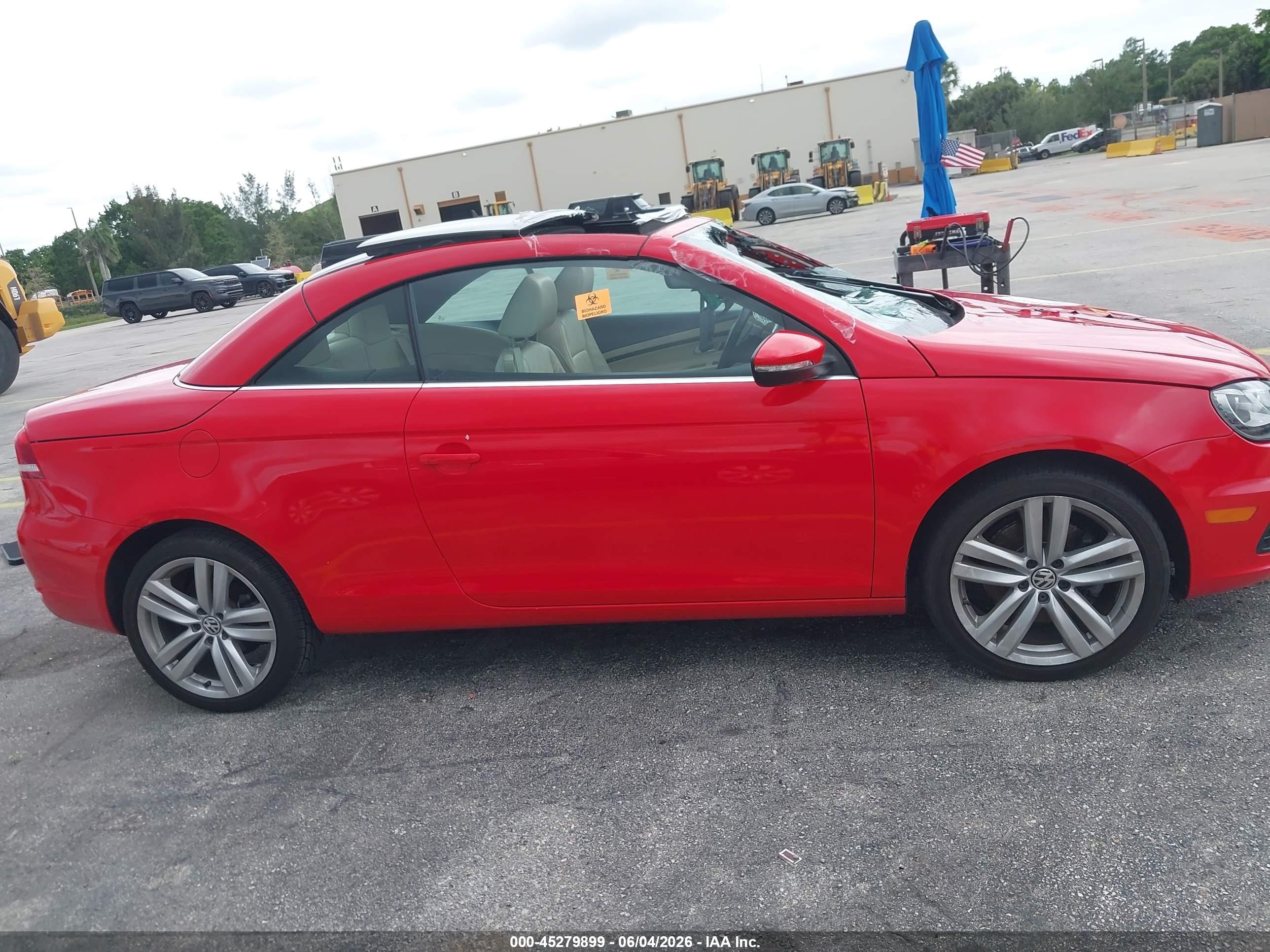 2015 Volkswagen Eos Executive Edition Red vin: WVWFW8AH4FV001983