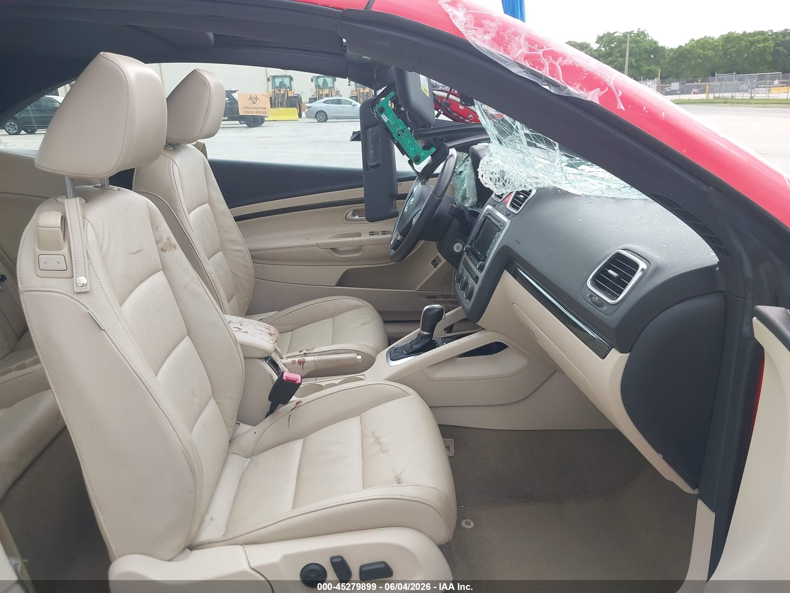2015 Volkswagen Eos Executive Edition Red vin: WVWFW8AH4FV001983