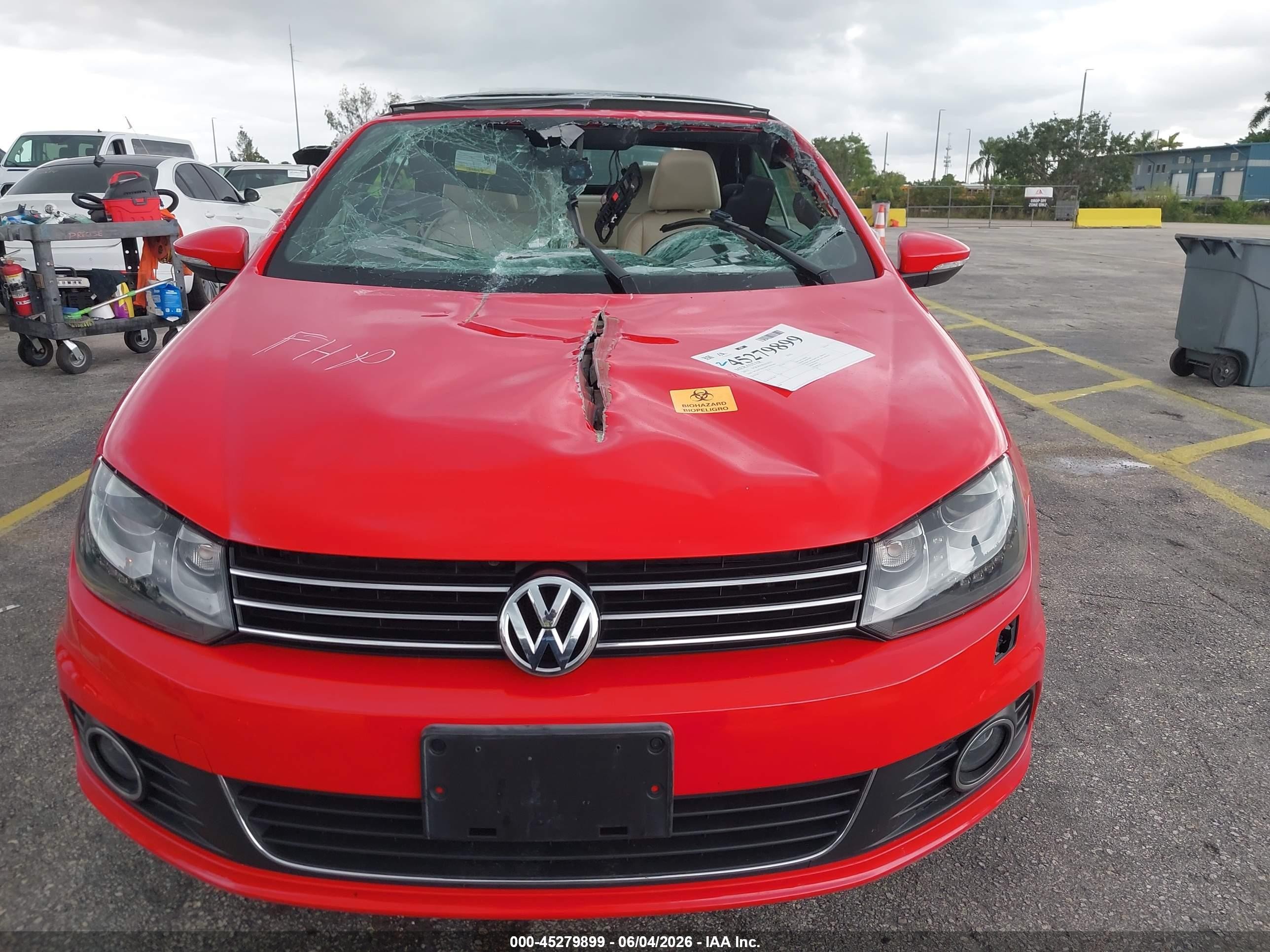 2015 Volkswagen Eos Executive Edition Red vin: WVWFW8AH4FV001983