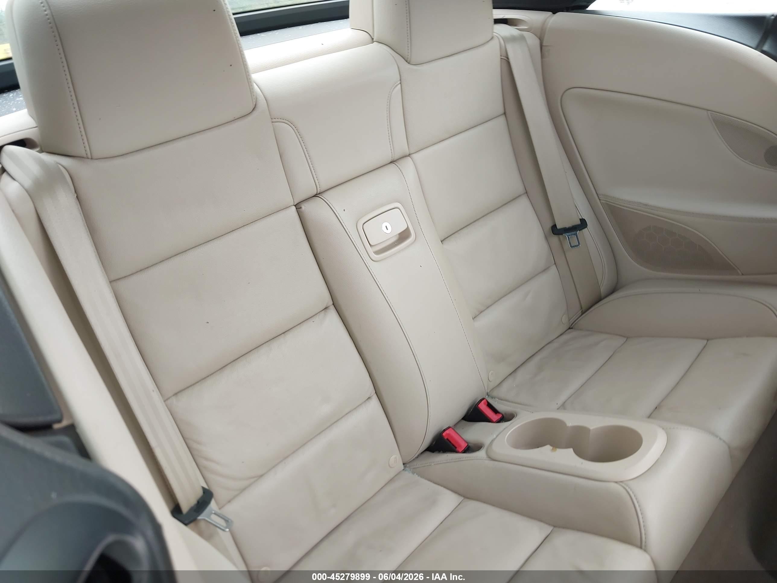 2015 Volkswagen Eos Executive Edition Red vin: WVWFW8AH4FV001983