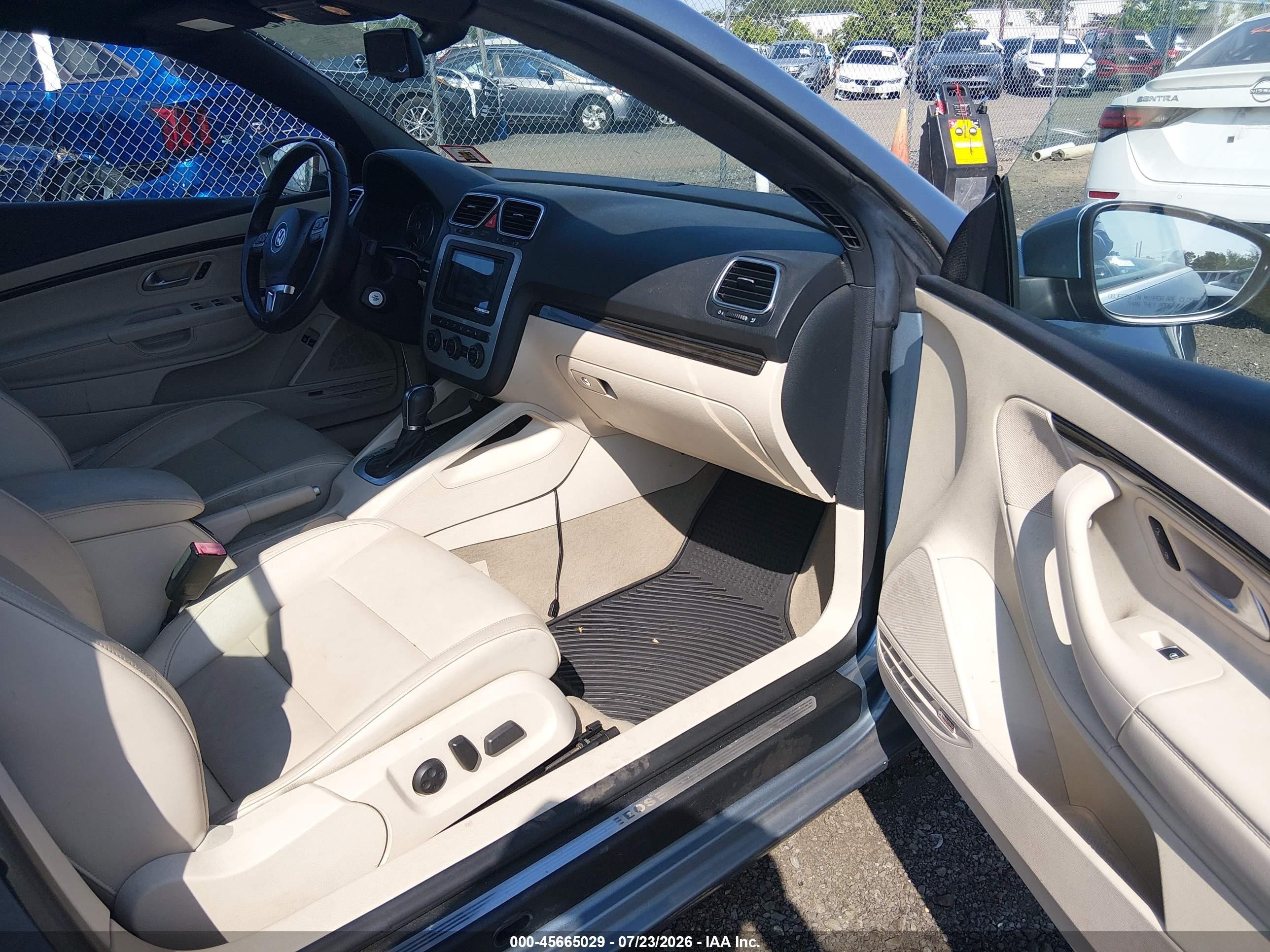 2015 Volkswagen Eos Executive Edition Blue vin: WVWFW8AH6FV000768