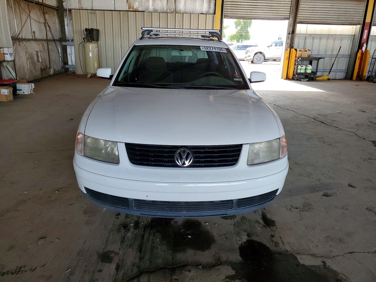 2001 Volkswagen Passat Gls White vin: WVWHC63B21E034696