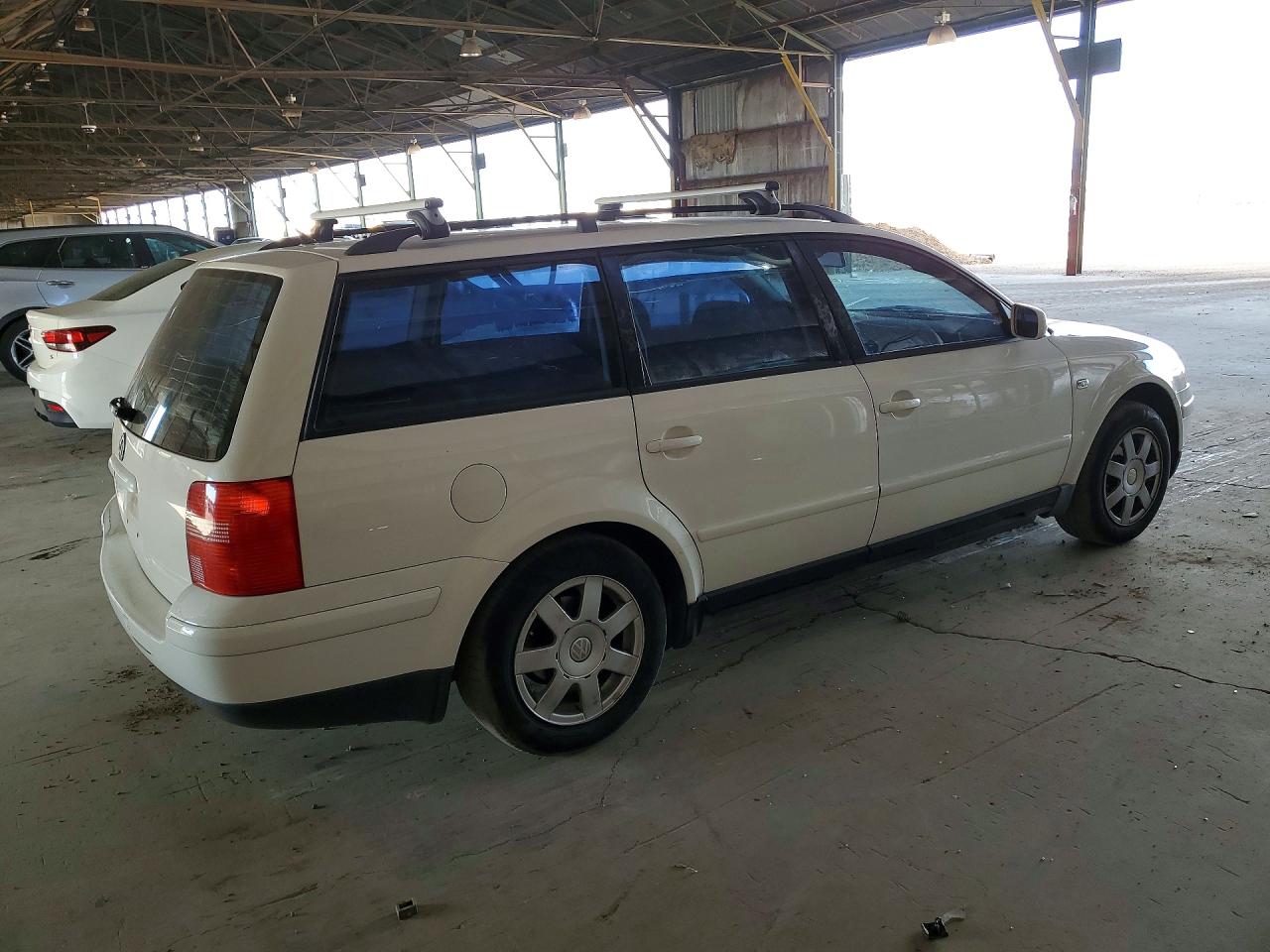 2001 Volkswagen Passat Gls White vin: WVWHC63B21E034696
