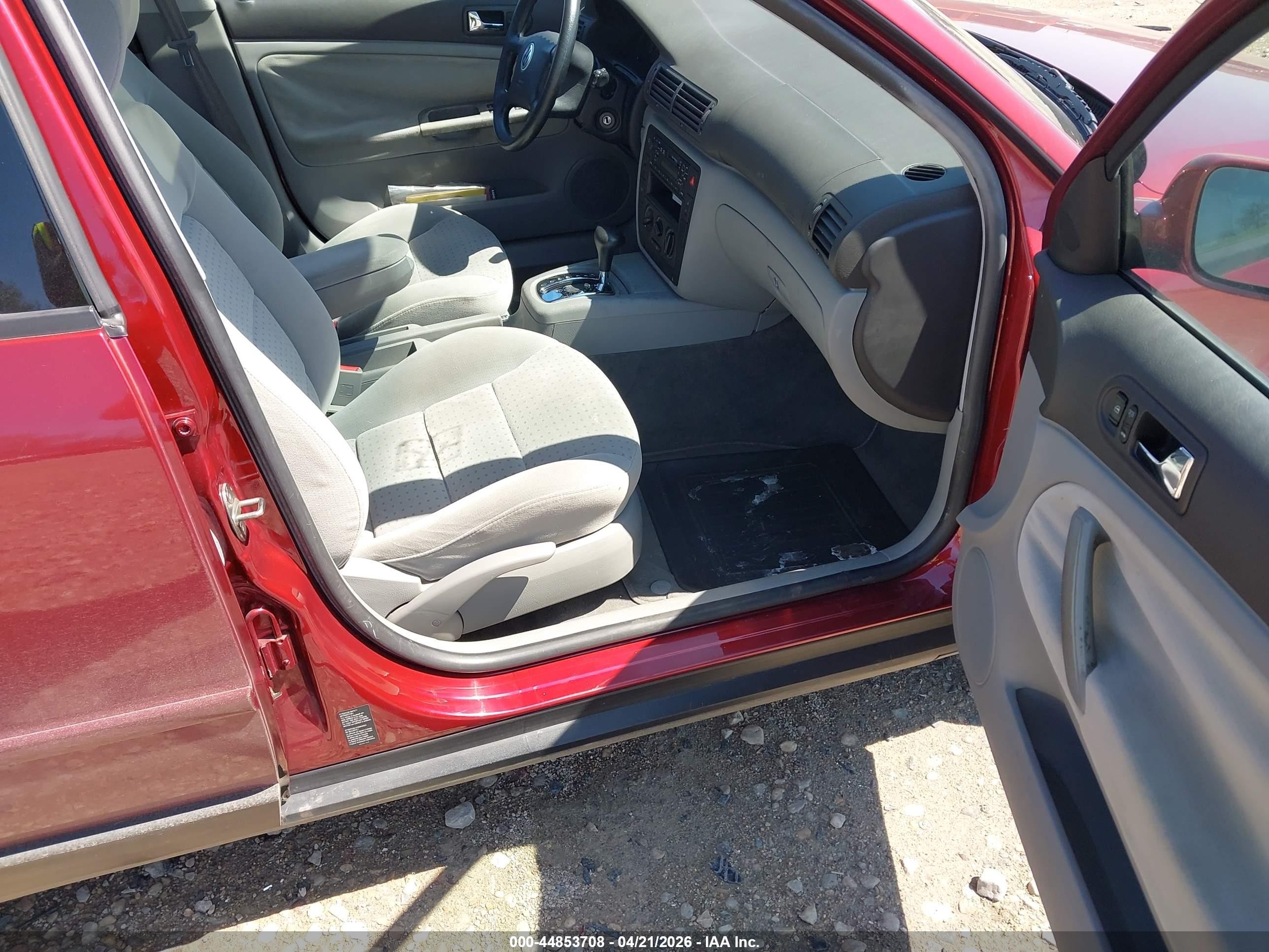 2001 Volkswagen Passat Gls Red vin: WVWHC63B31E031046