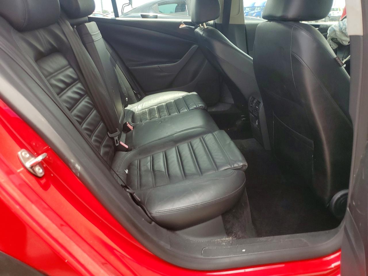 2007 Volkswagen Passat 2.0t Sport Red vin: WVWHK73C37E210598