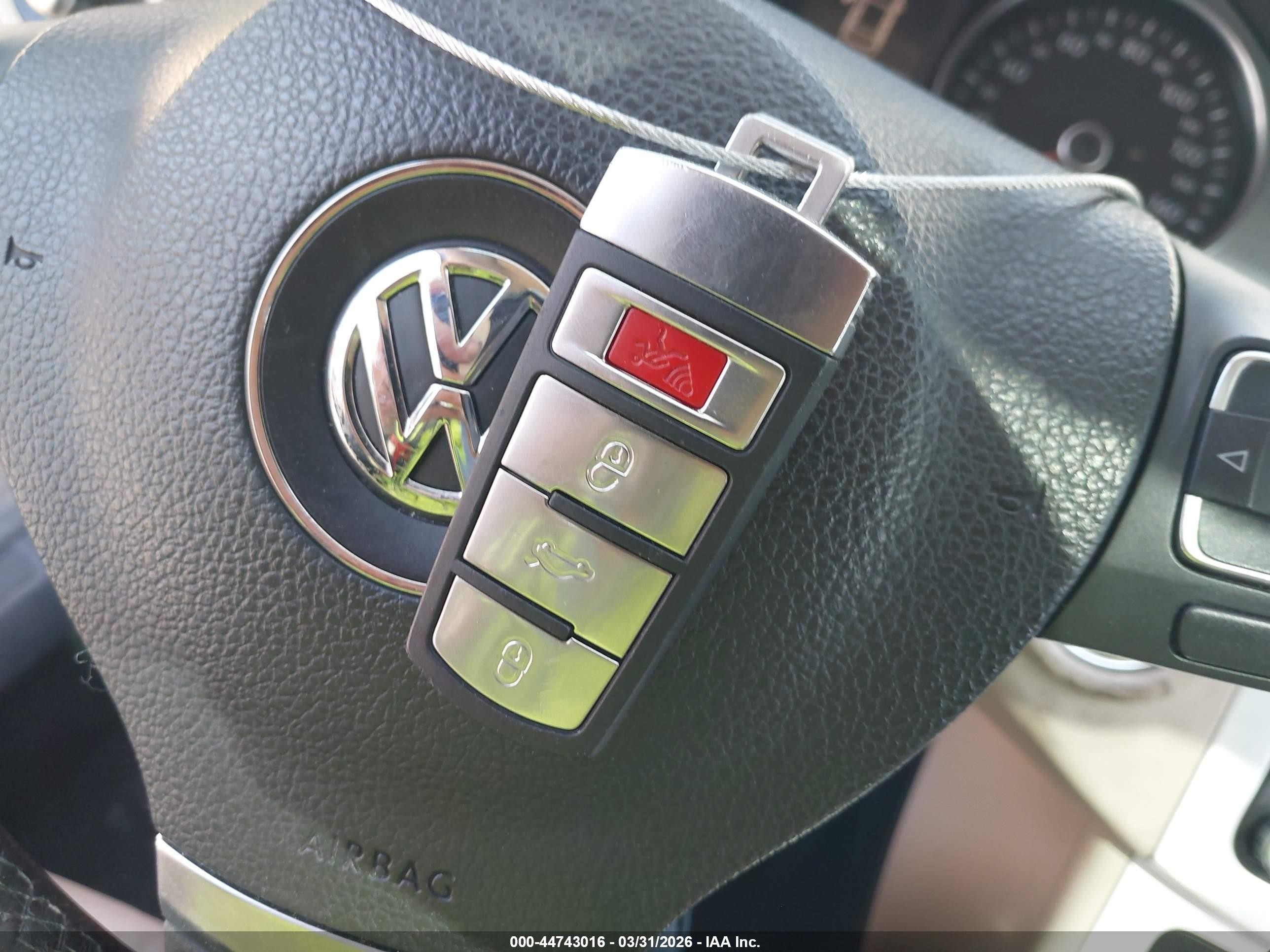 2010 Volkswagen Cc Luxury Серебряный vin: WVWHN7AN0AE535793