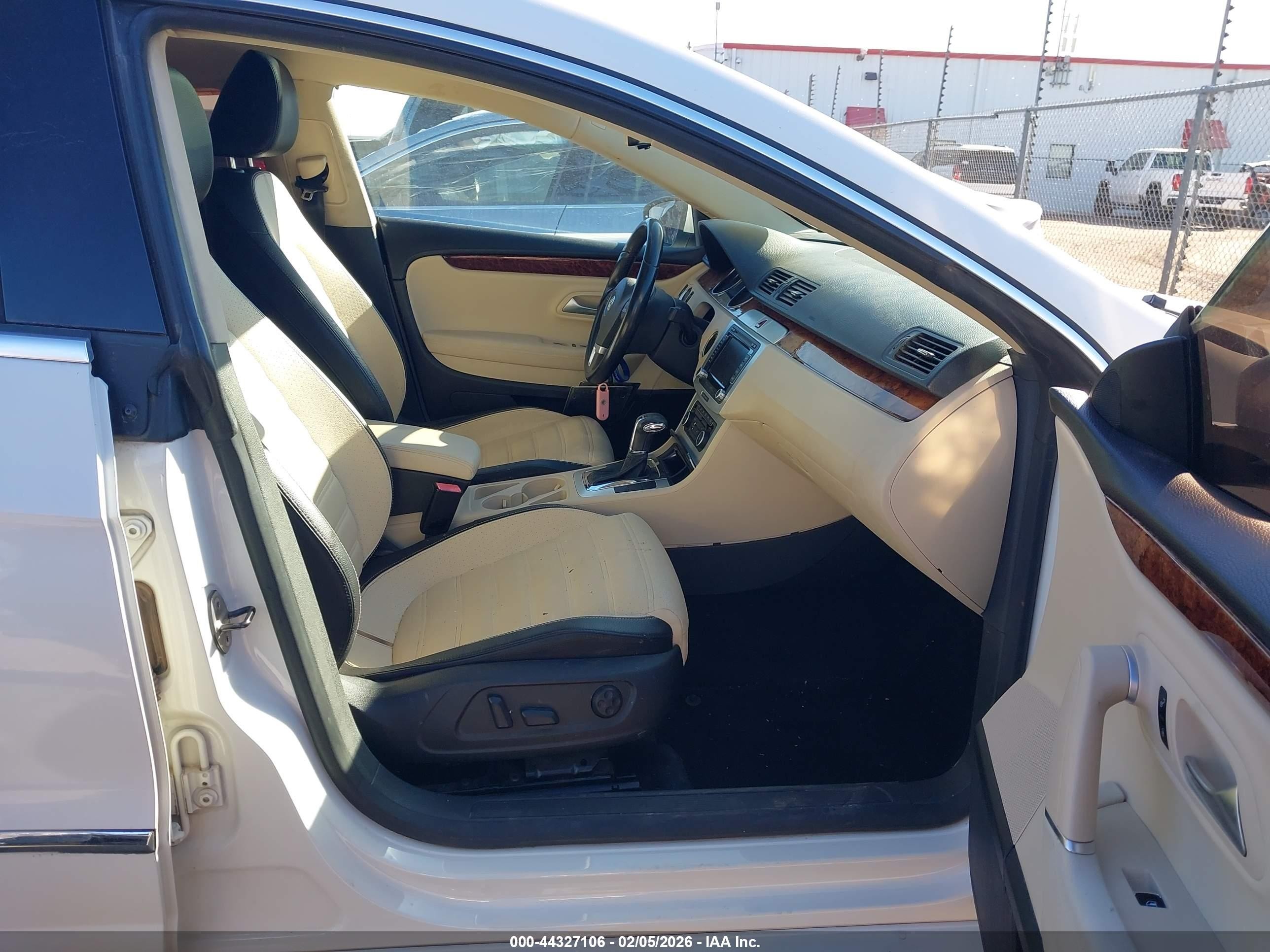 2011 Volkswagen Cc Lux Limited White vin: WVWHP7AN5BE730347