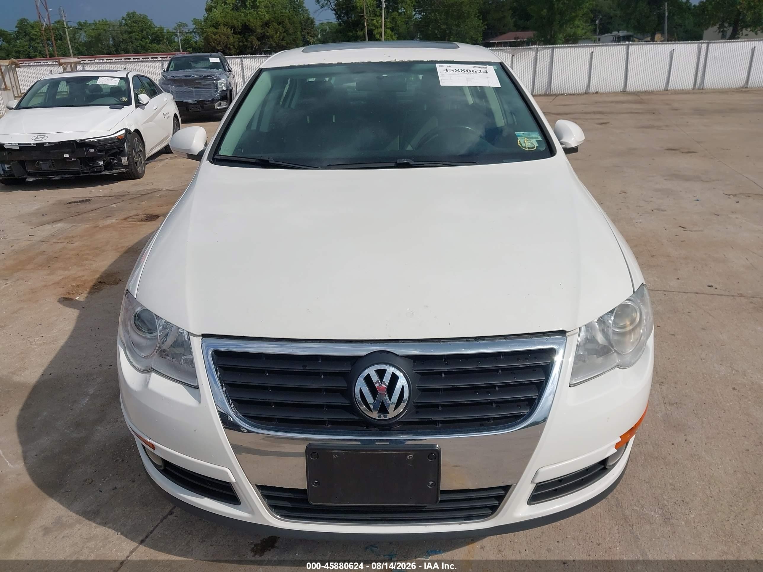 2009 Volkswagen Passat Komfort White vin: WVWJK73C09P051080