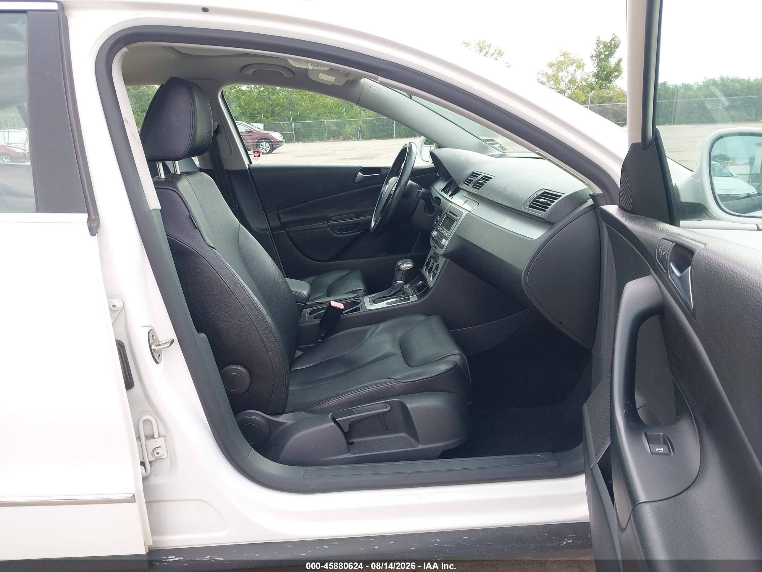 2009 Volkswagen Passat Komfort White vin: WVWJK73C09P051080