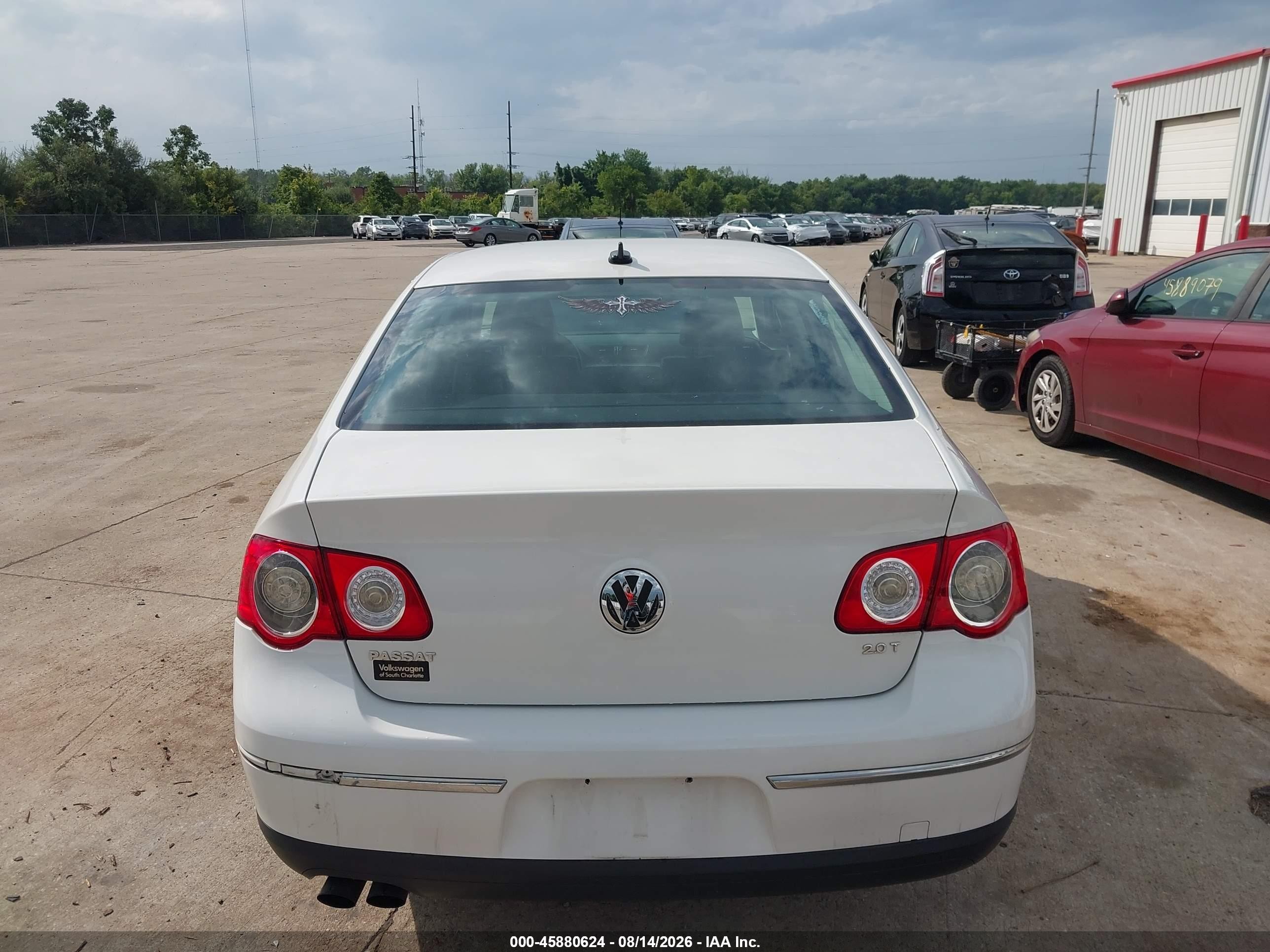 2009 Volkswagen Passat Komfort White vin: WVWJK73C09P051080