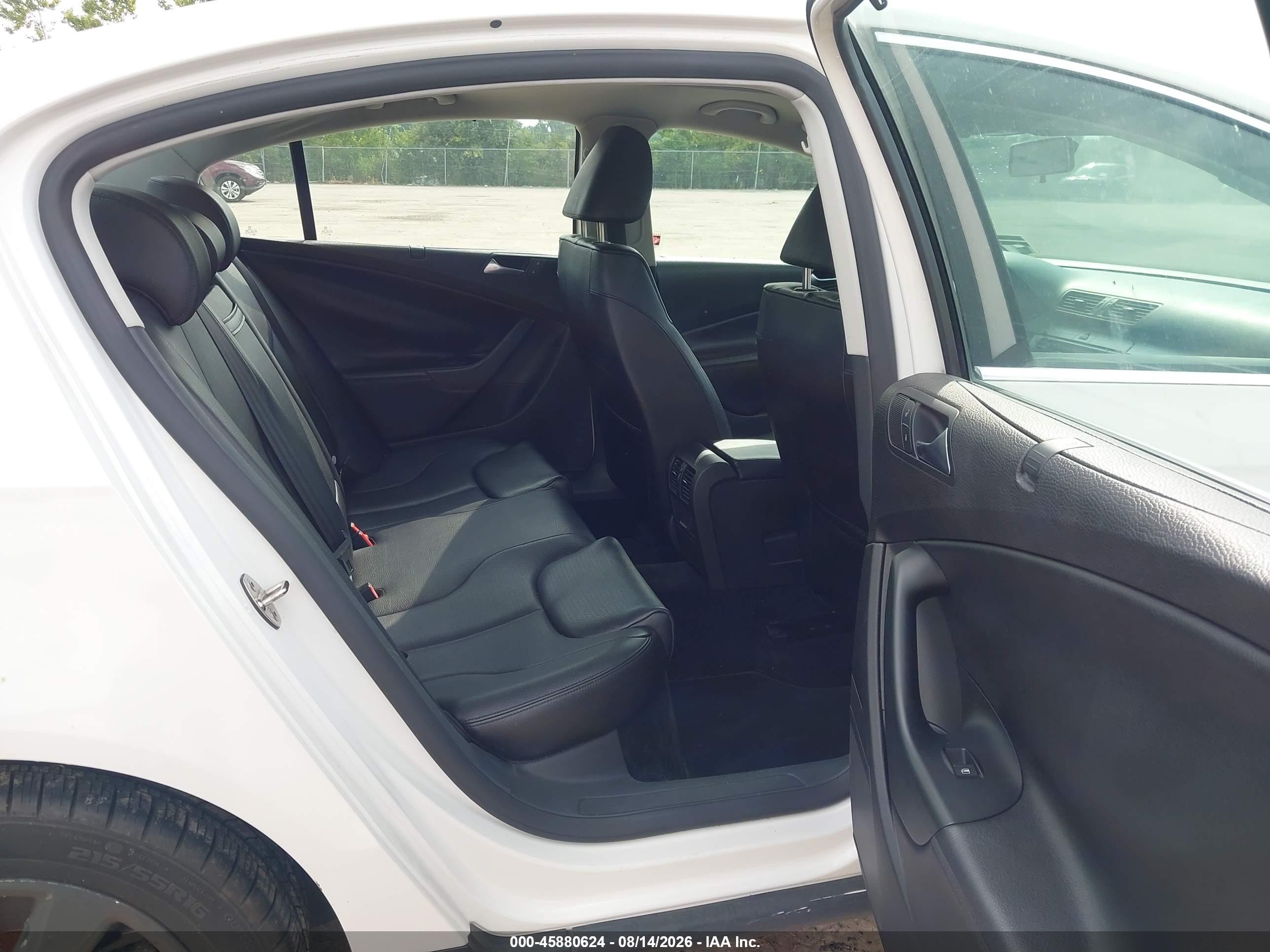 2009 Volkswagen Passat Komfort White vin: WVWJK73C09P051080