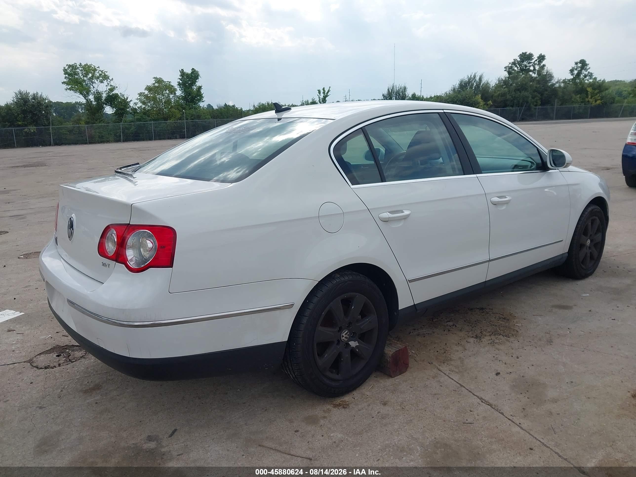 2009 Volkswagen Passat Komfort White vin: WVWJK73C09P051080