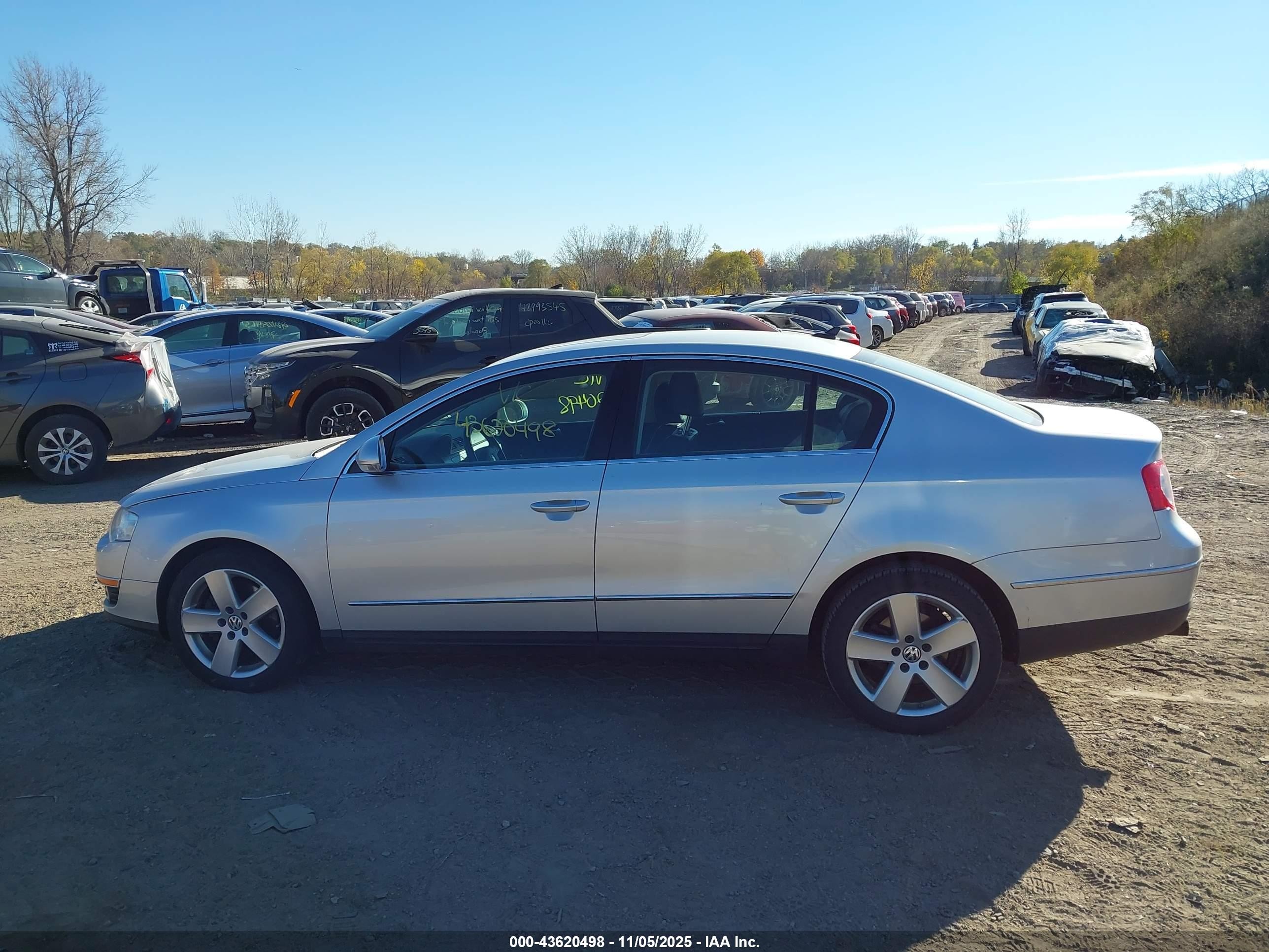 2009 Volkswagen Passat Komfort Silver vin: WVWJK73C09P053296