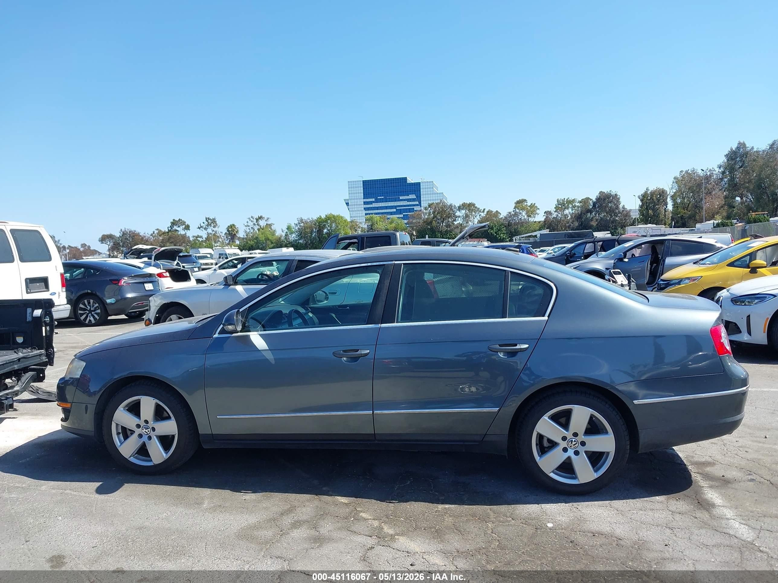 2009 Volkswagen Passat Komfort Gray vin: WVWJK73C19P003085