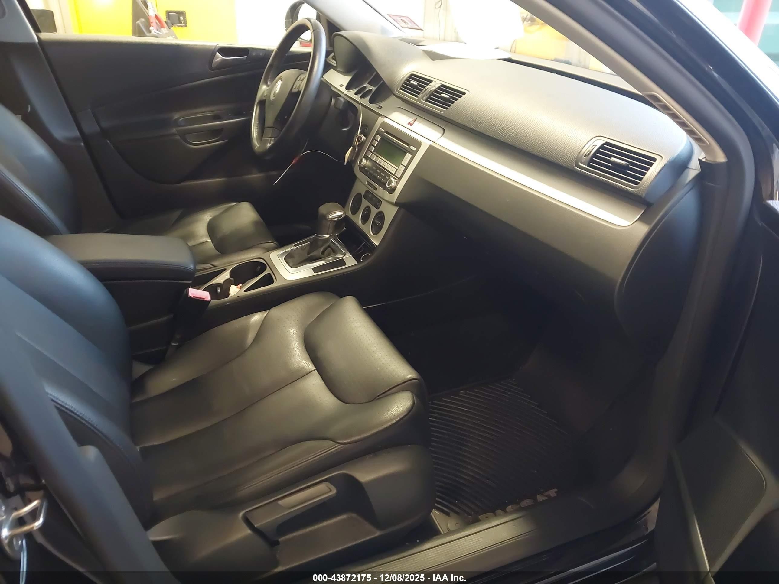 2009 Volkswagen Passat Komfort Black vin: WVWJK73C19P040900