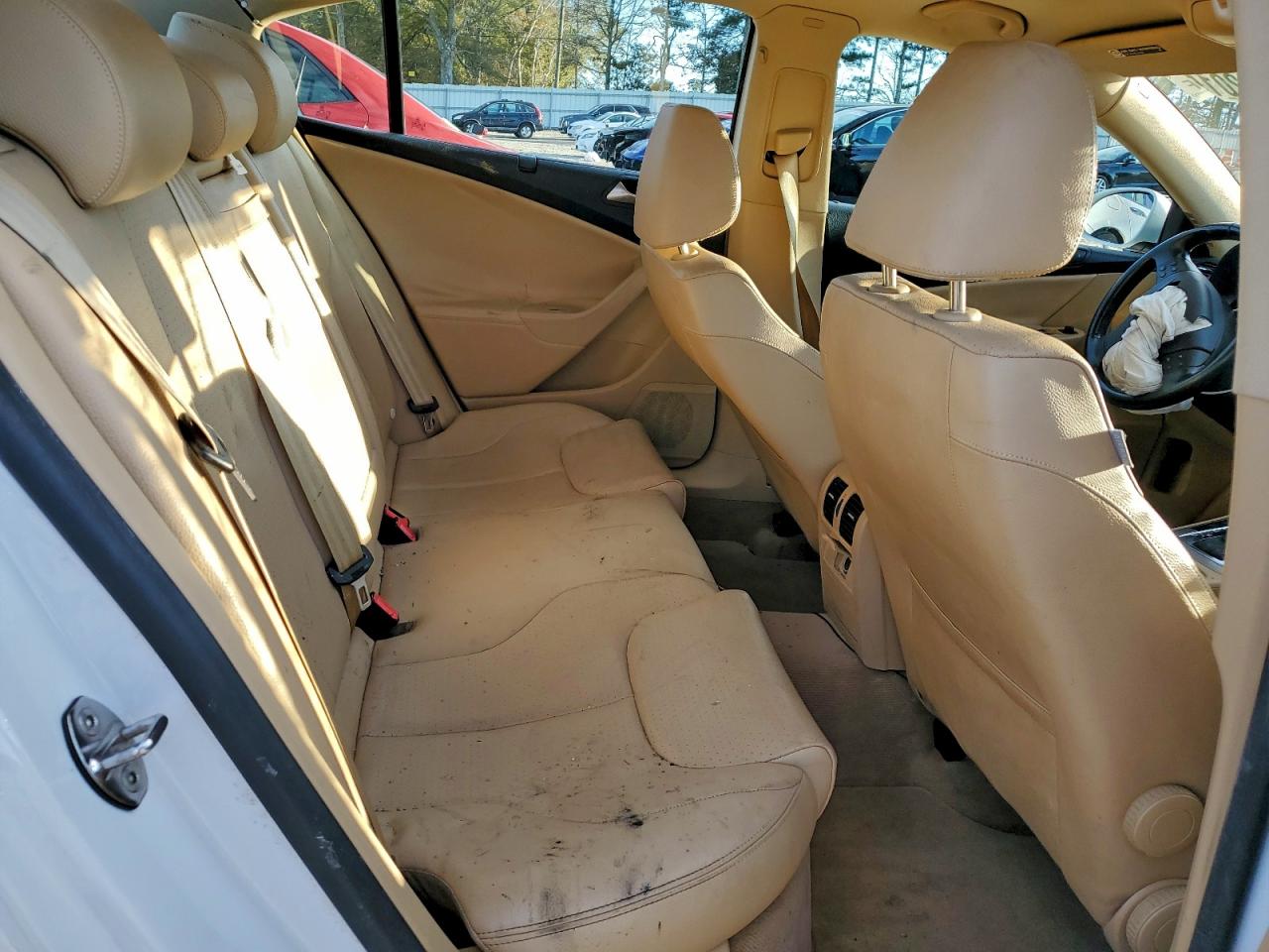 2009 Volkswagen Passat Turbo White vin: WVWJK73C29P014323