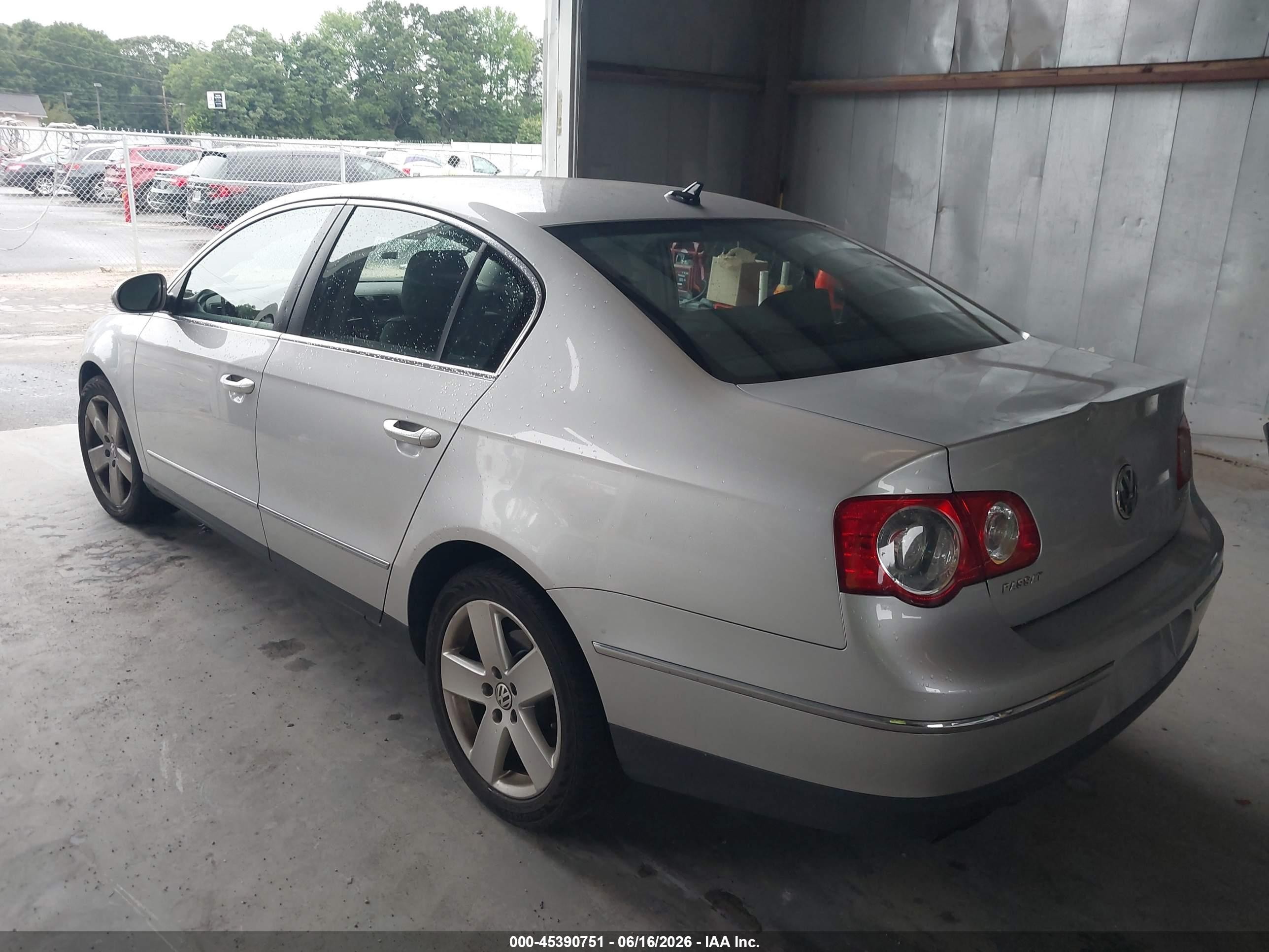 2009 Volkswagen Passat Komfort White vin: WVWJK73C29P048116