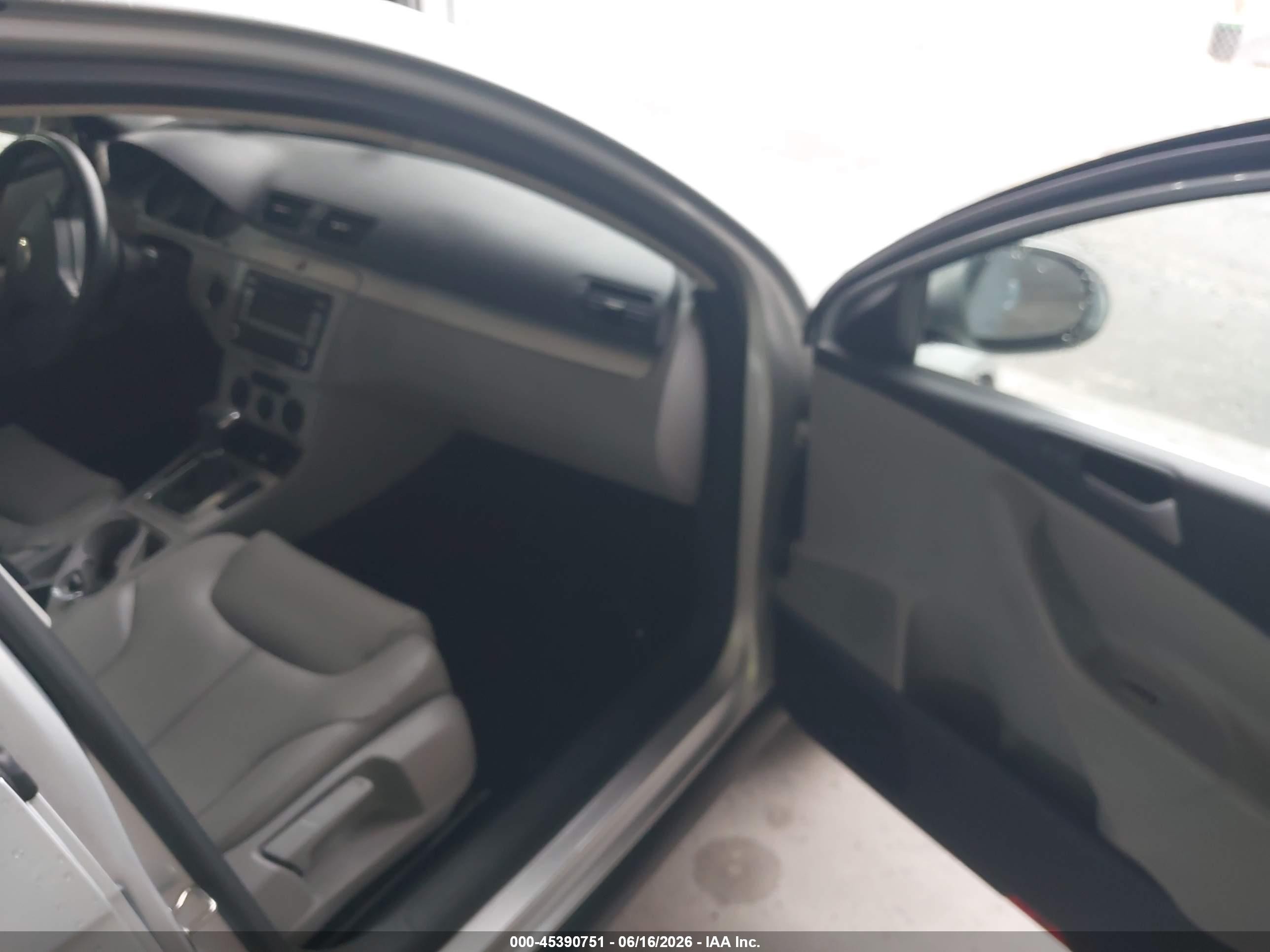 2009 Volkswagen Passat Komfort White vin: WVWJK73C29P048116