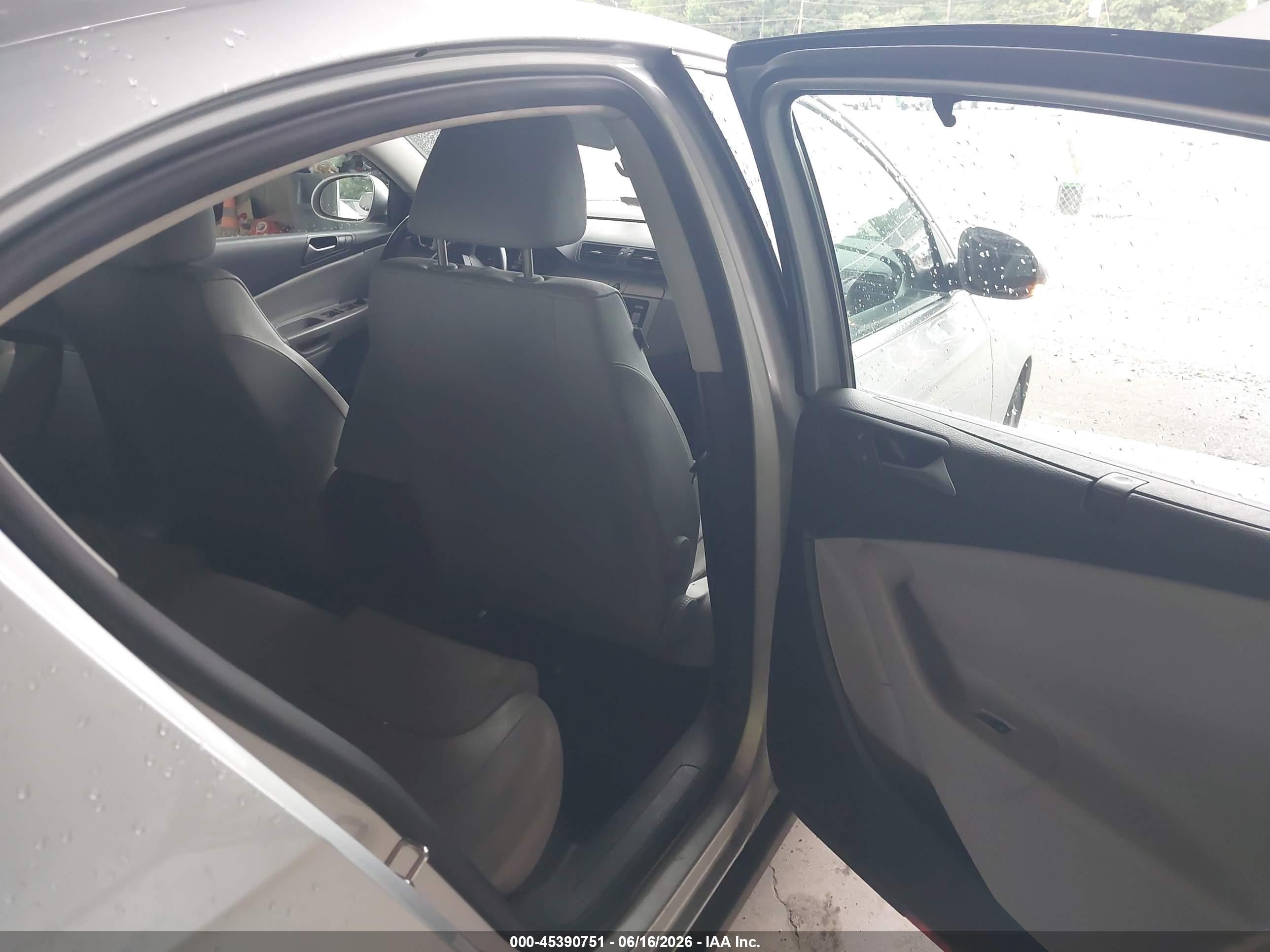 2009 Volkswagen Passat Komfort White vin: WVWJK73C29P048116