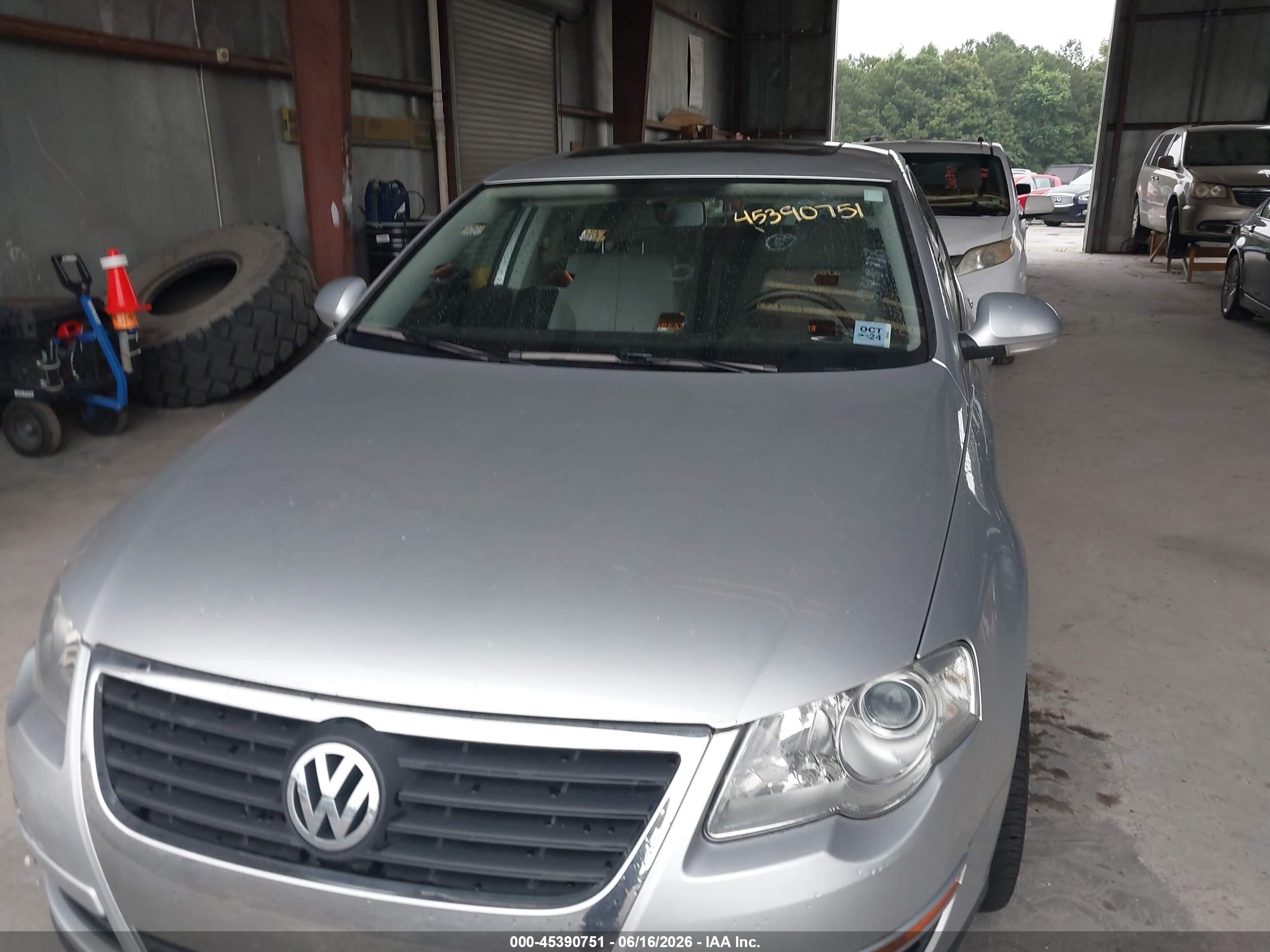 2009 Volkswagen Passat Komfort White vin: WVWJK73C29P048116