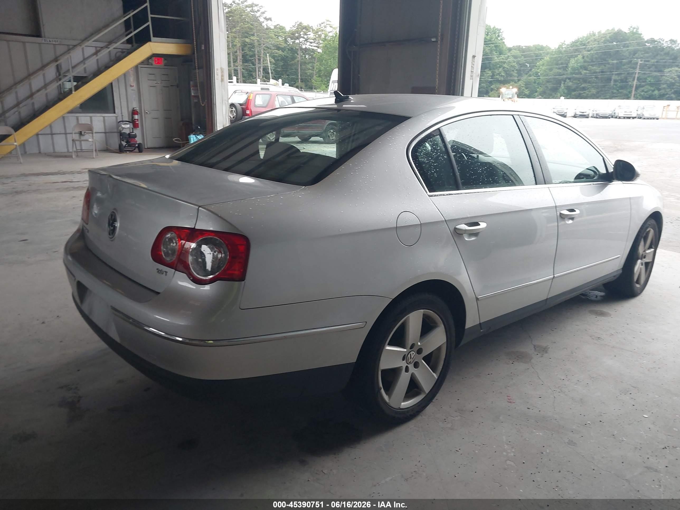 2009 Volkswagen Passat Komfort White vin: WVWJK73C29P048116
