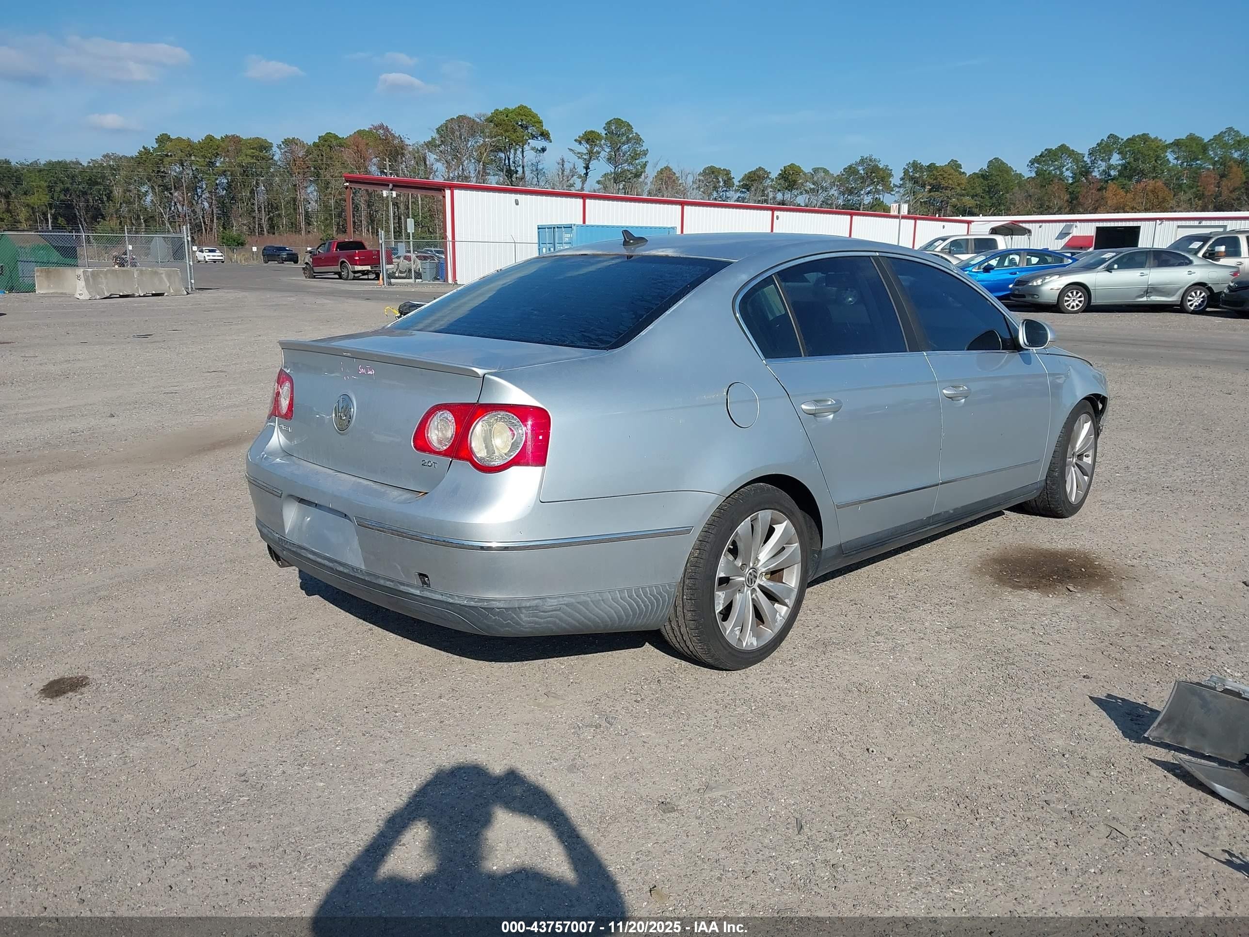 2009 Volkswagen Passat Komfort Серебряный vin: WVWJK73C39P041501