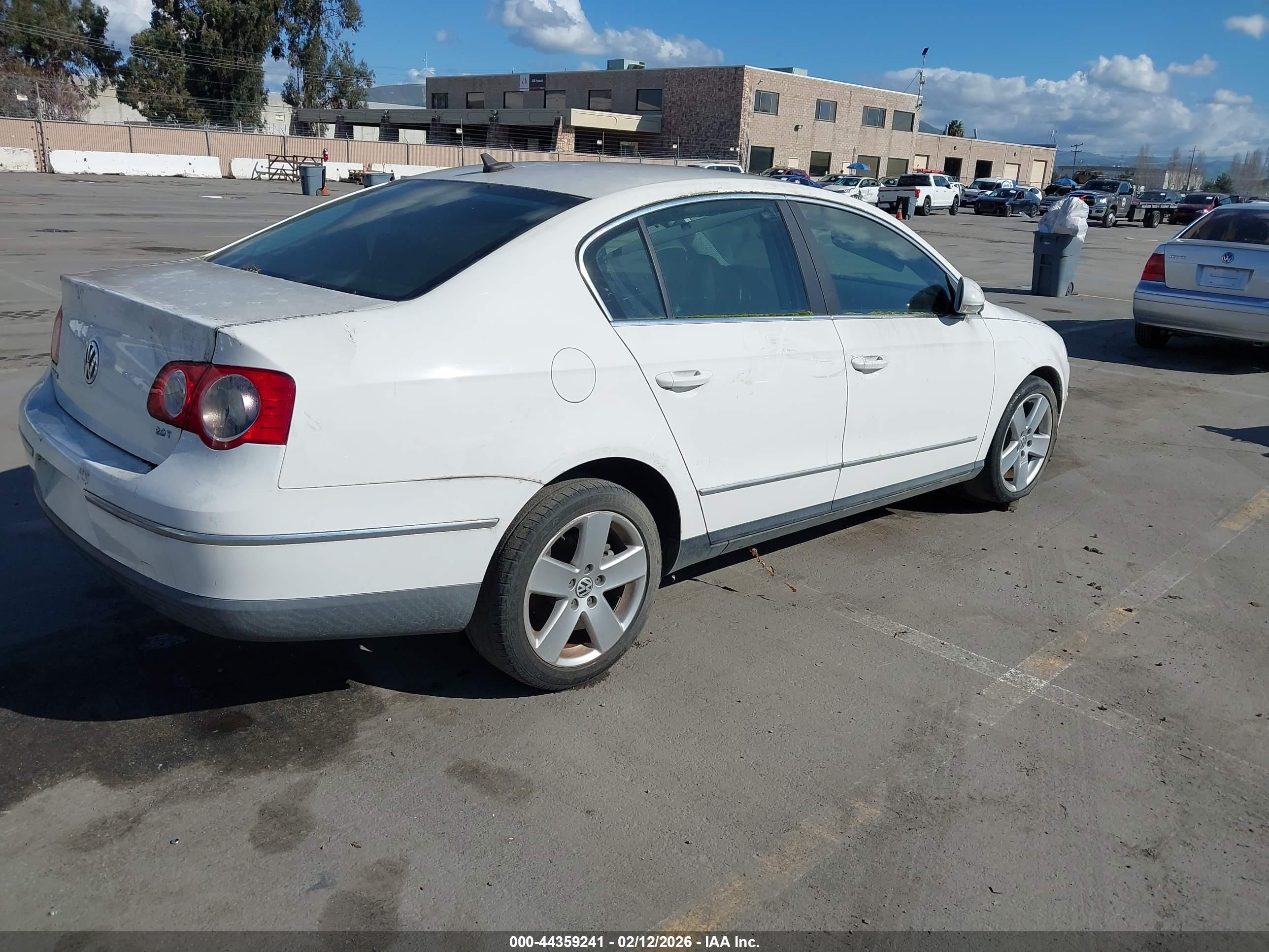 2009 Volkswagen Passat Komfort White vin: WVWJK73C49P034962