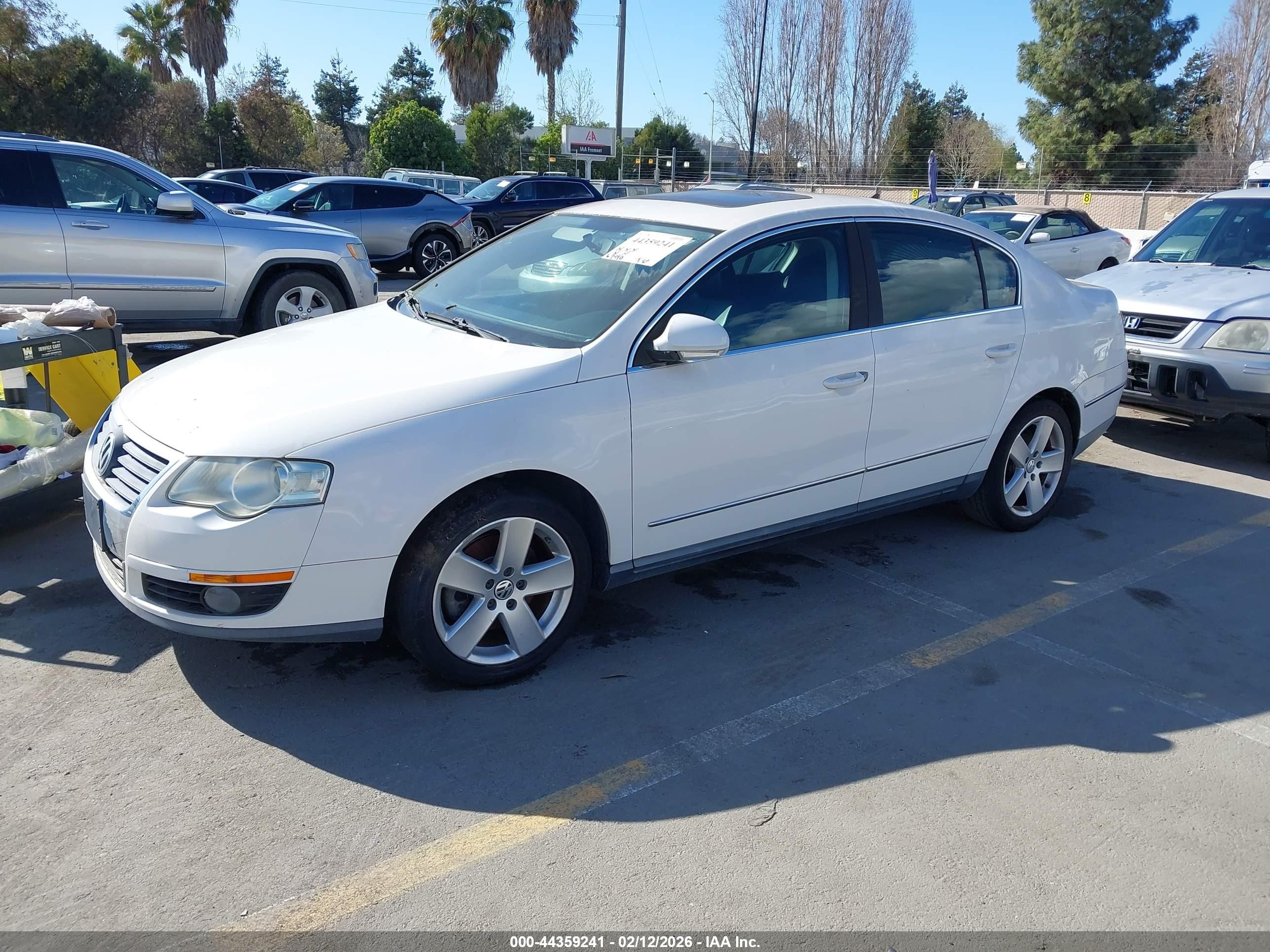 2009 Volkswagen Passat Komfort White vin: WVWJK73C49P034962