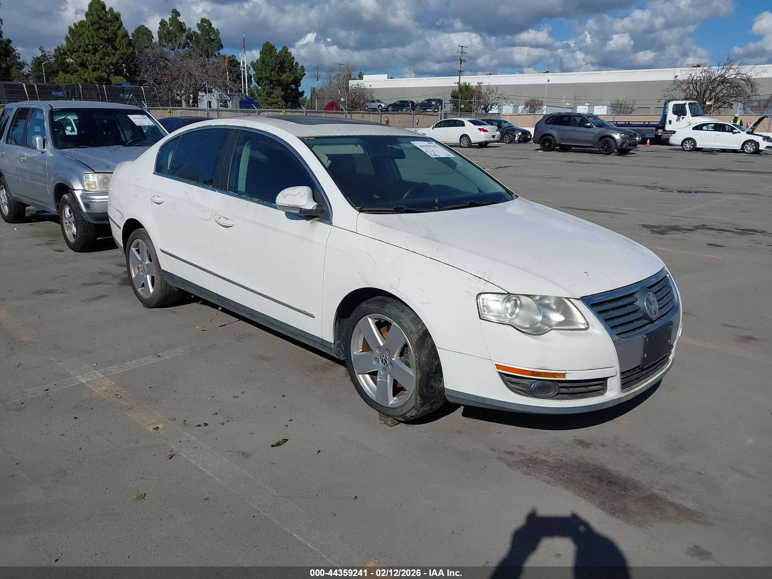2009 Volkswagen Passat Komfort White vin: WVWJK73C49P034962