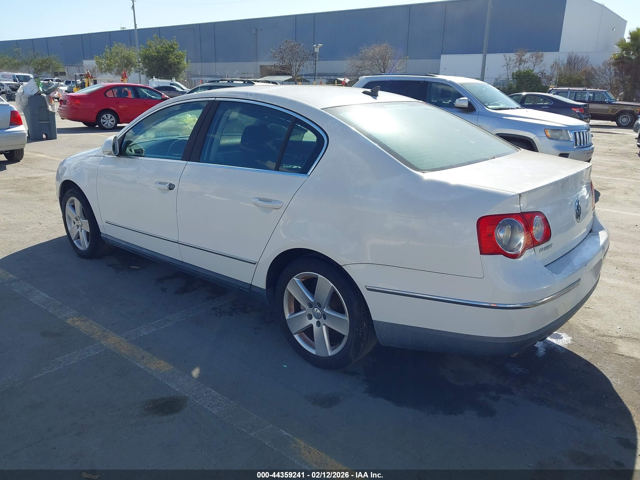 2009 Volkswagen Passat Komfort White vin: WVWJK73C49P034962