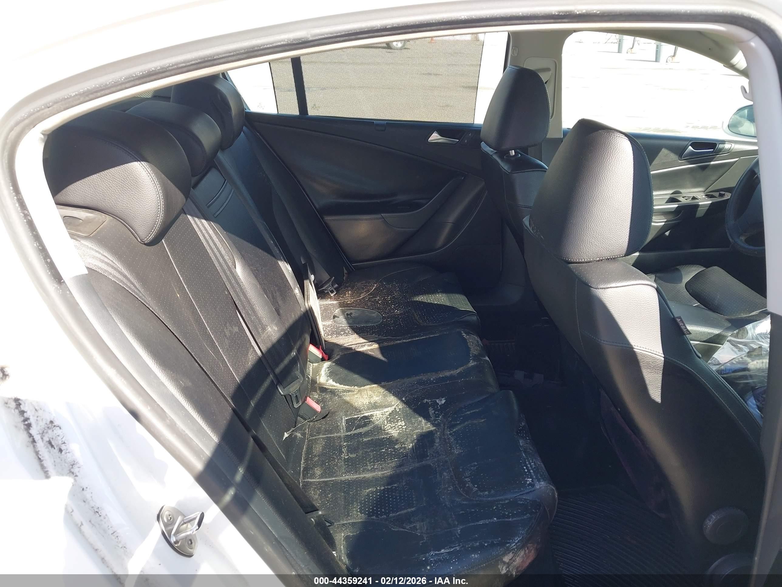 2009 Volkswagen Passat Komfort White vin: WVWJK73C49P034962