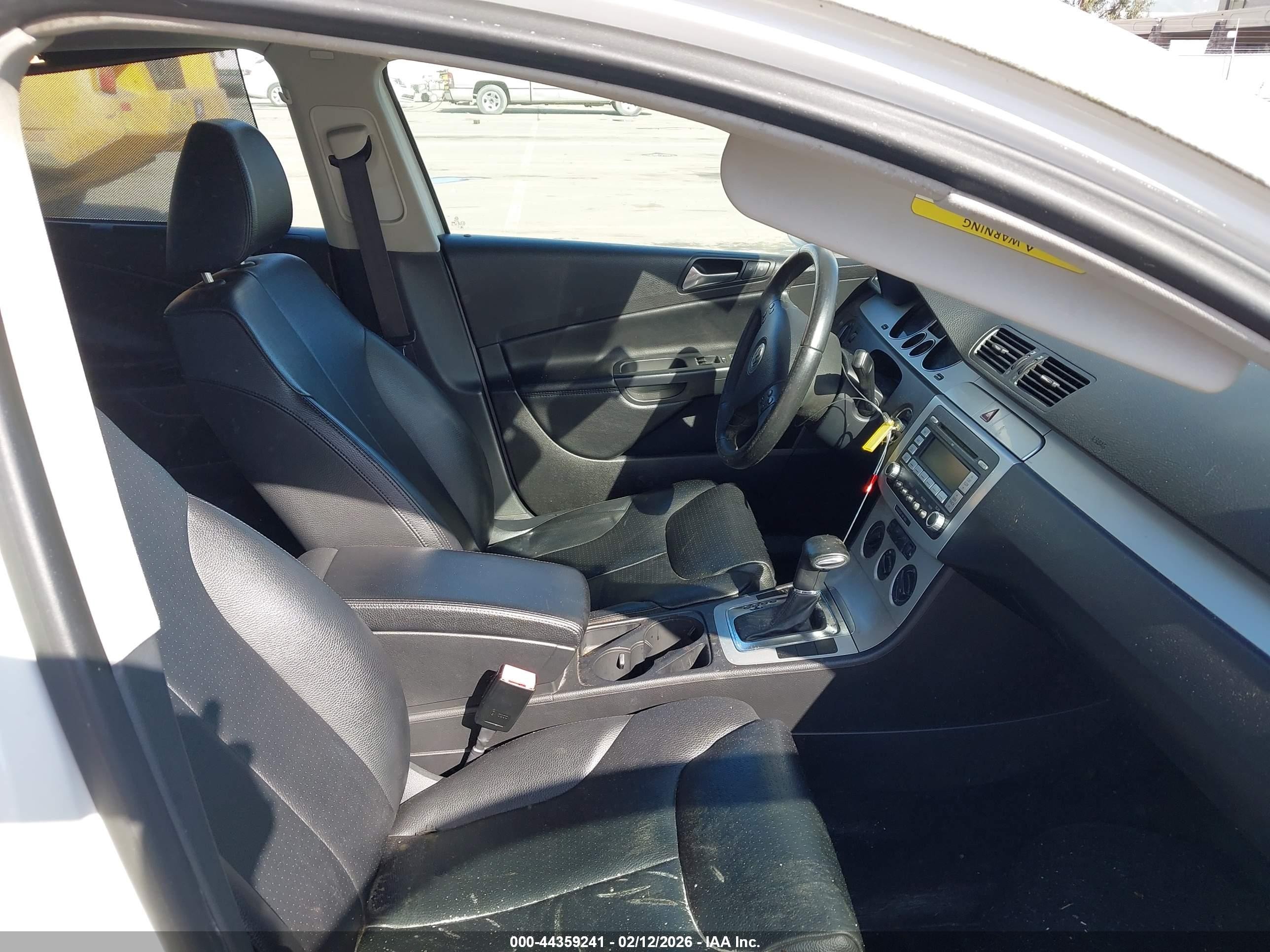 2009 Volkswagen Passat Komfort White vin: WVWJK73C49P034962