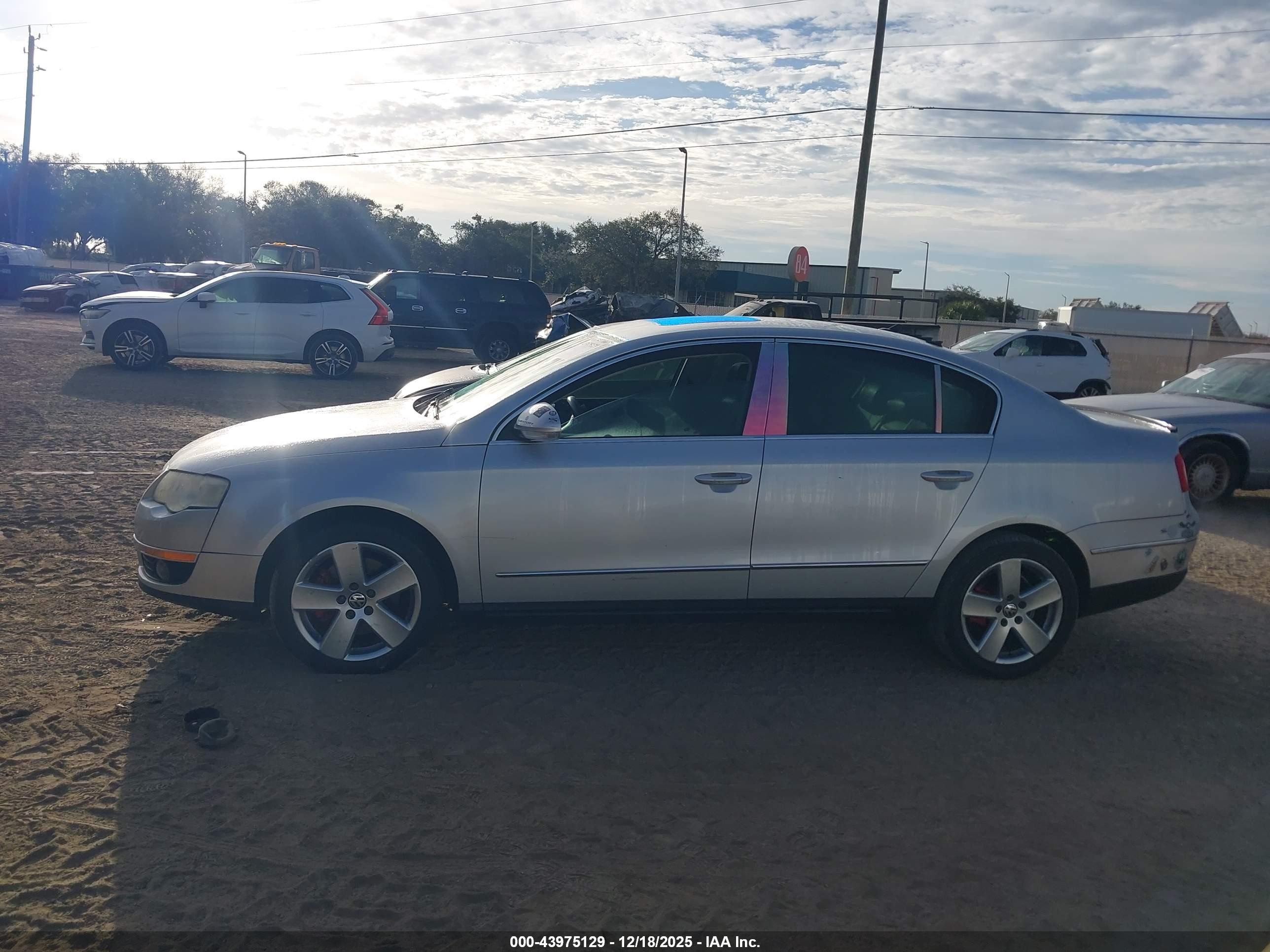 2009 Volkswagen Passat Komfort Silver vin: WVWJK73C59P058090