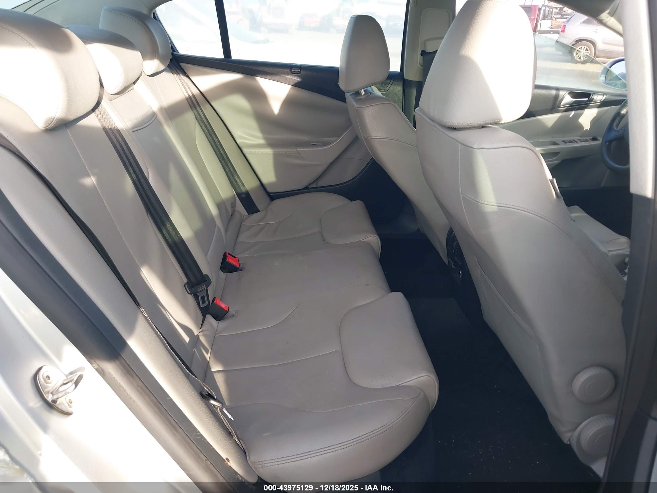 2009 Volkswagen Passat Komfort Silver vin: WVWJK73C59P058090