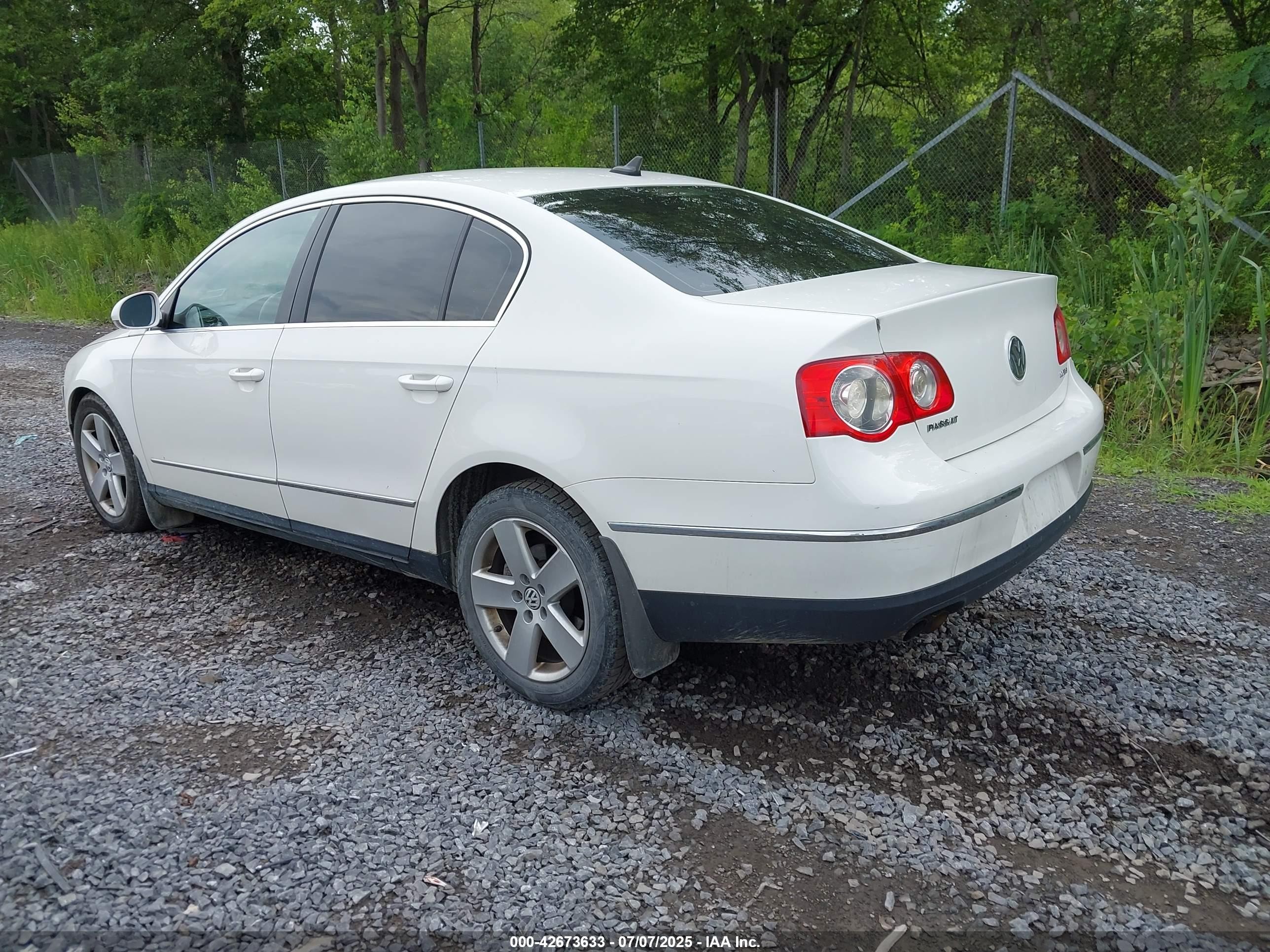 2009 Volkswagen Passat Komfort White vin: WVWJK73C69P018164