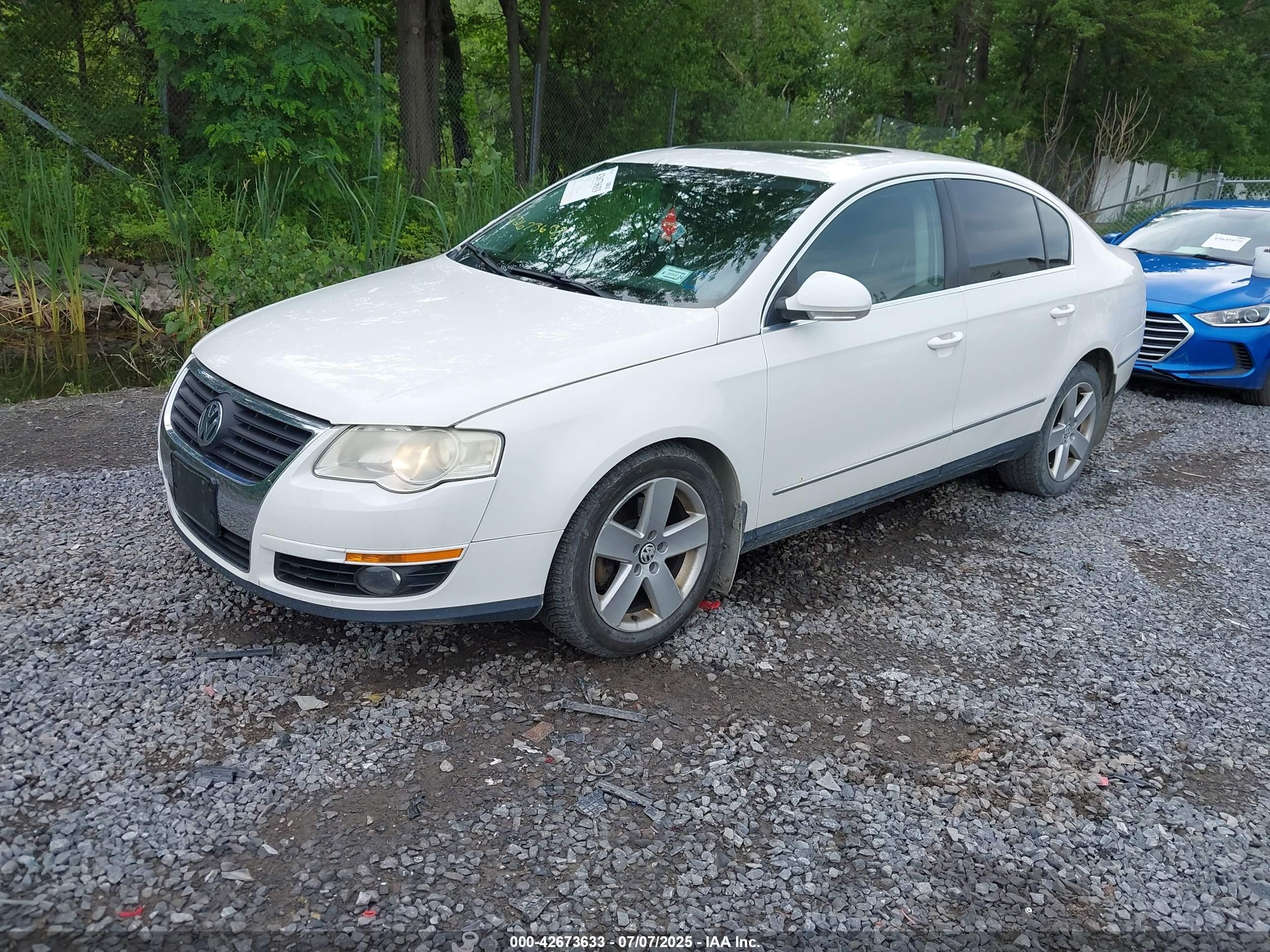 2009 Volkswagen Passat Komfort White vin: WVWJK73C69P018164