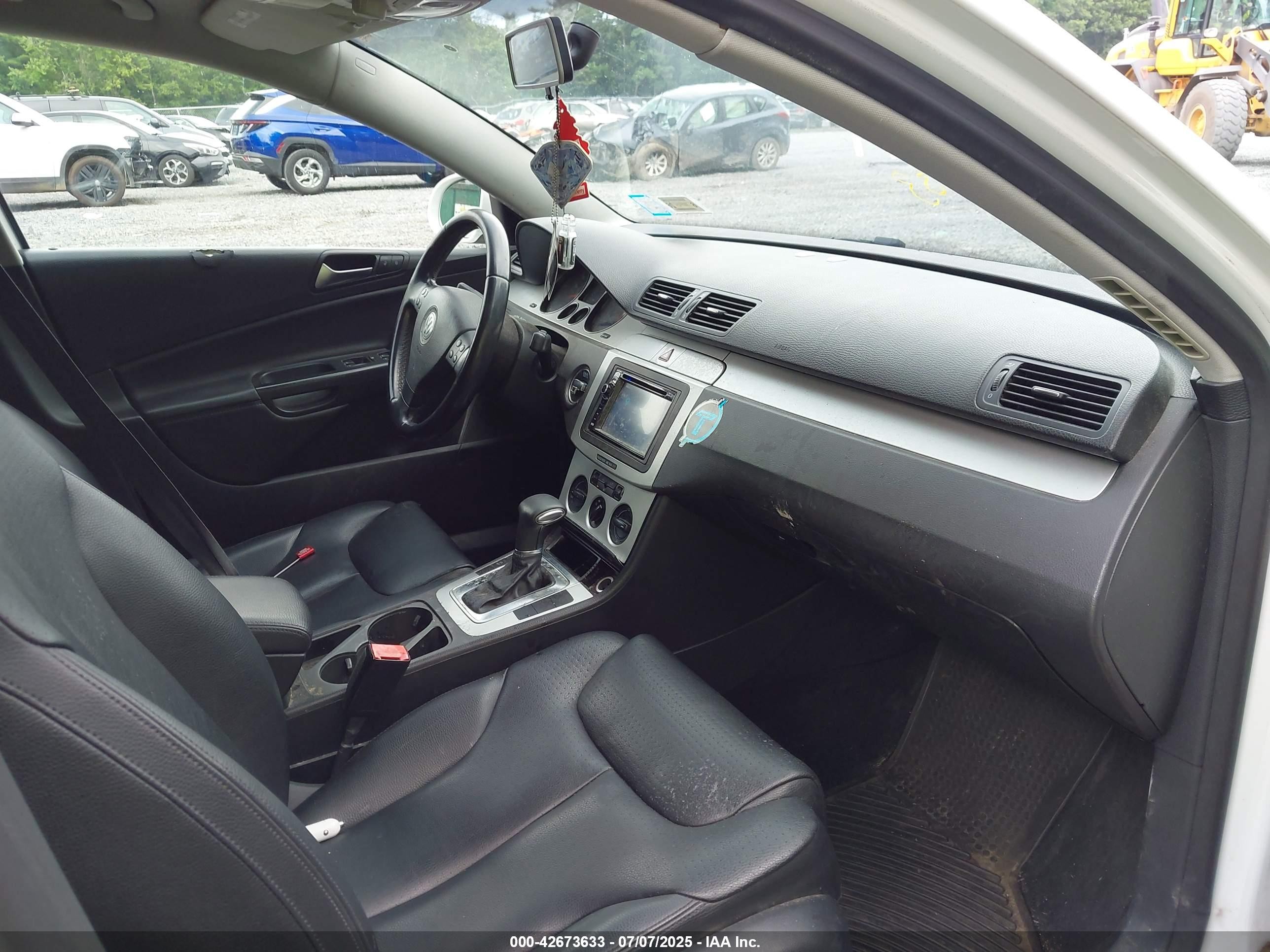 2009 Volkswagen Passat Komfort White vin: WVWJK73C69P018164