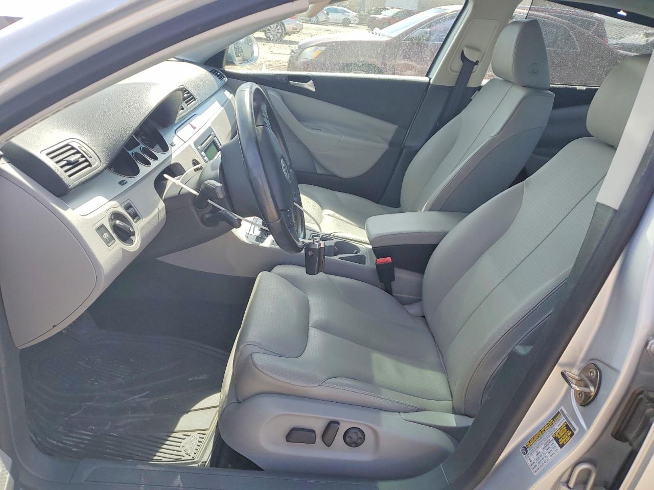 2009 Volkswagen Passat Turbo Silver vin: WVWJK73C69P034588