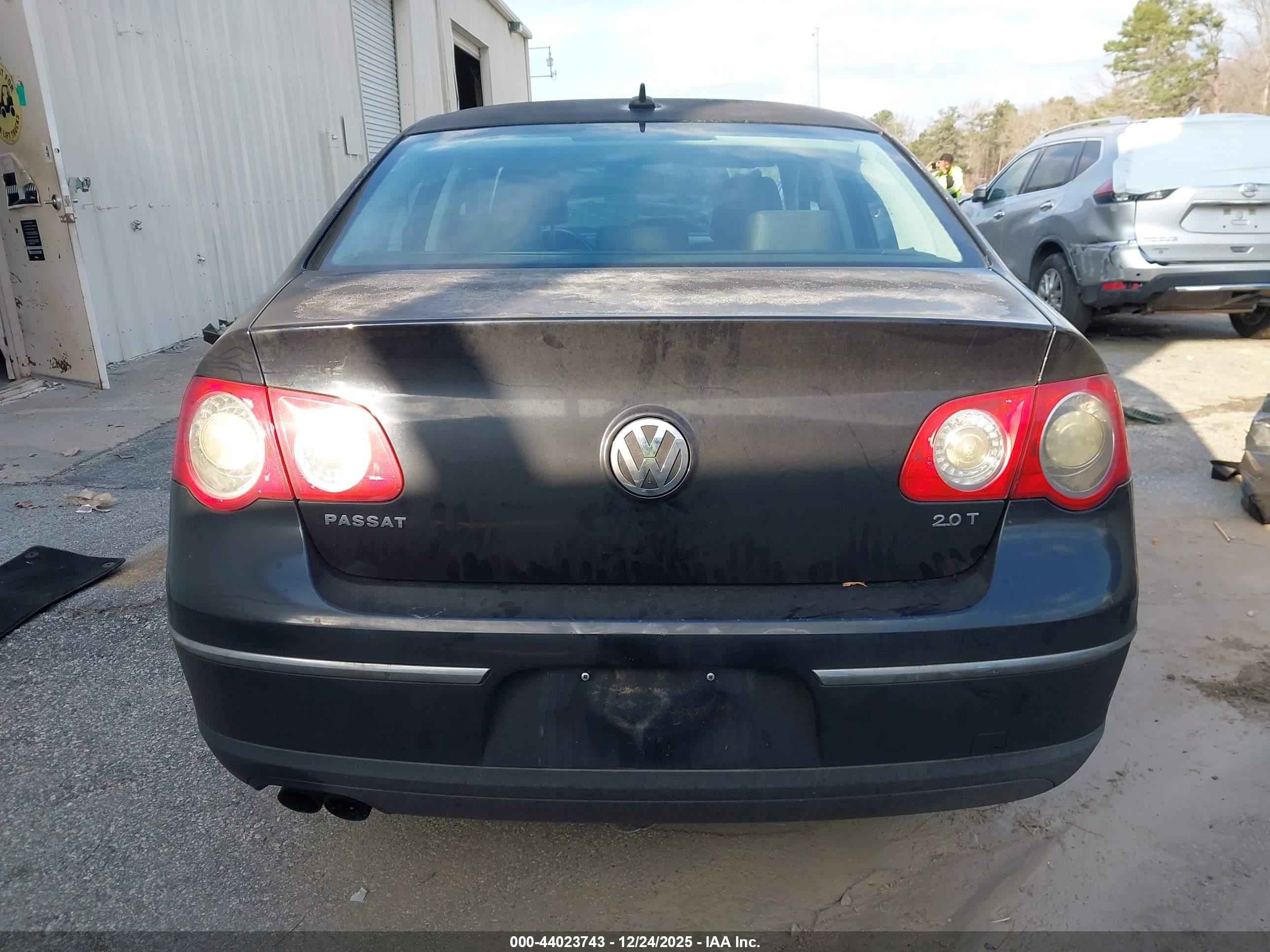 2009 Volkswagen Passat Komfort Blue vin: WVWJK73C69P038916